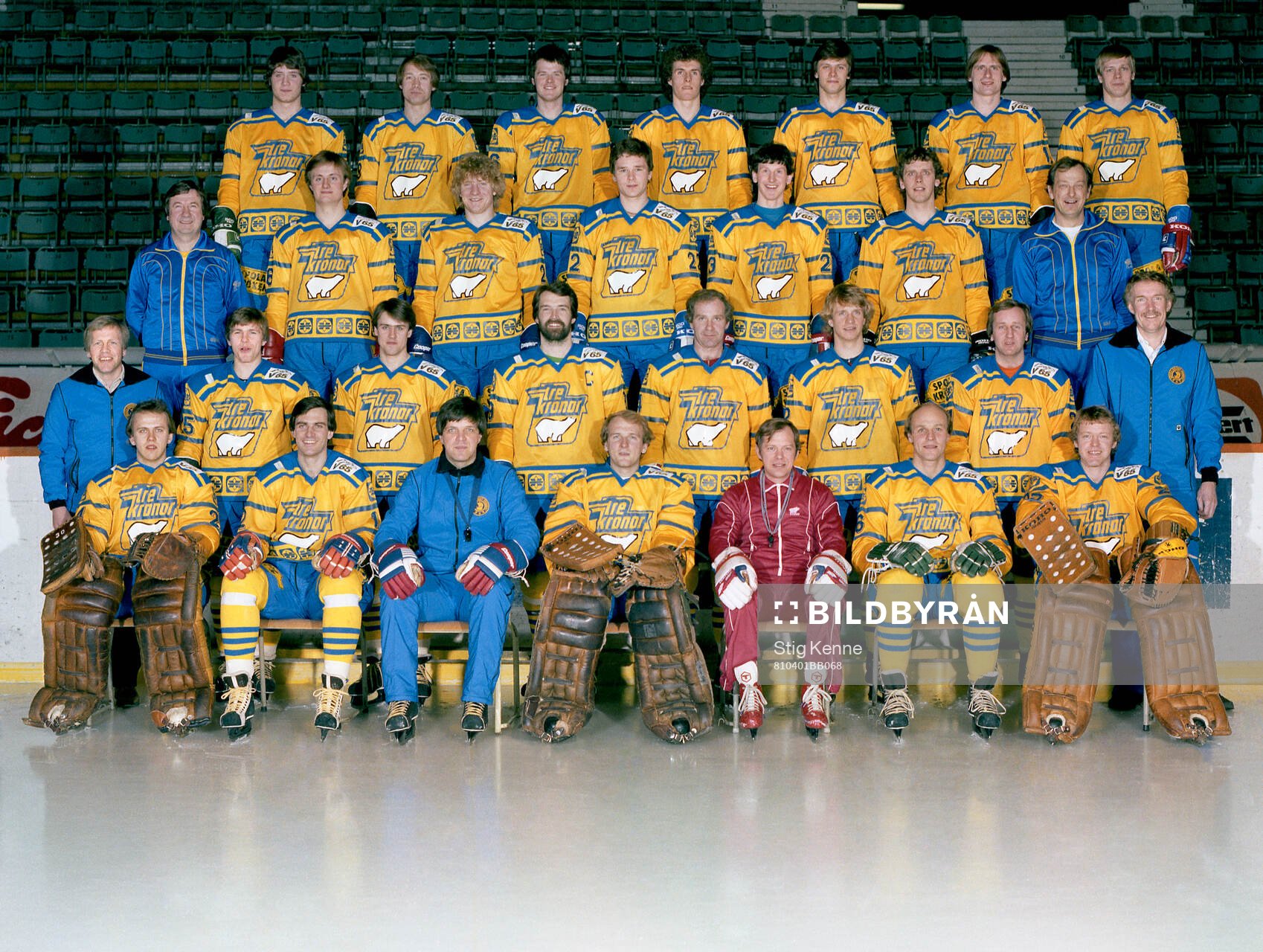 Players and team staff of Sweden pose for a team photo