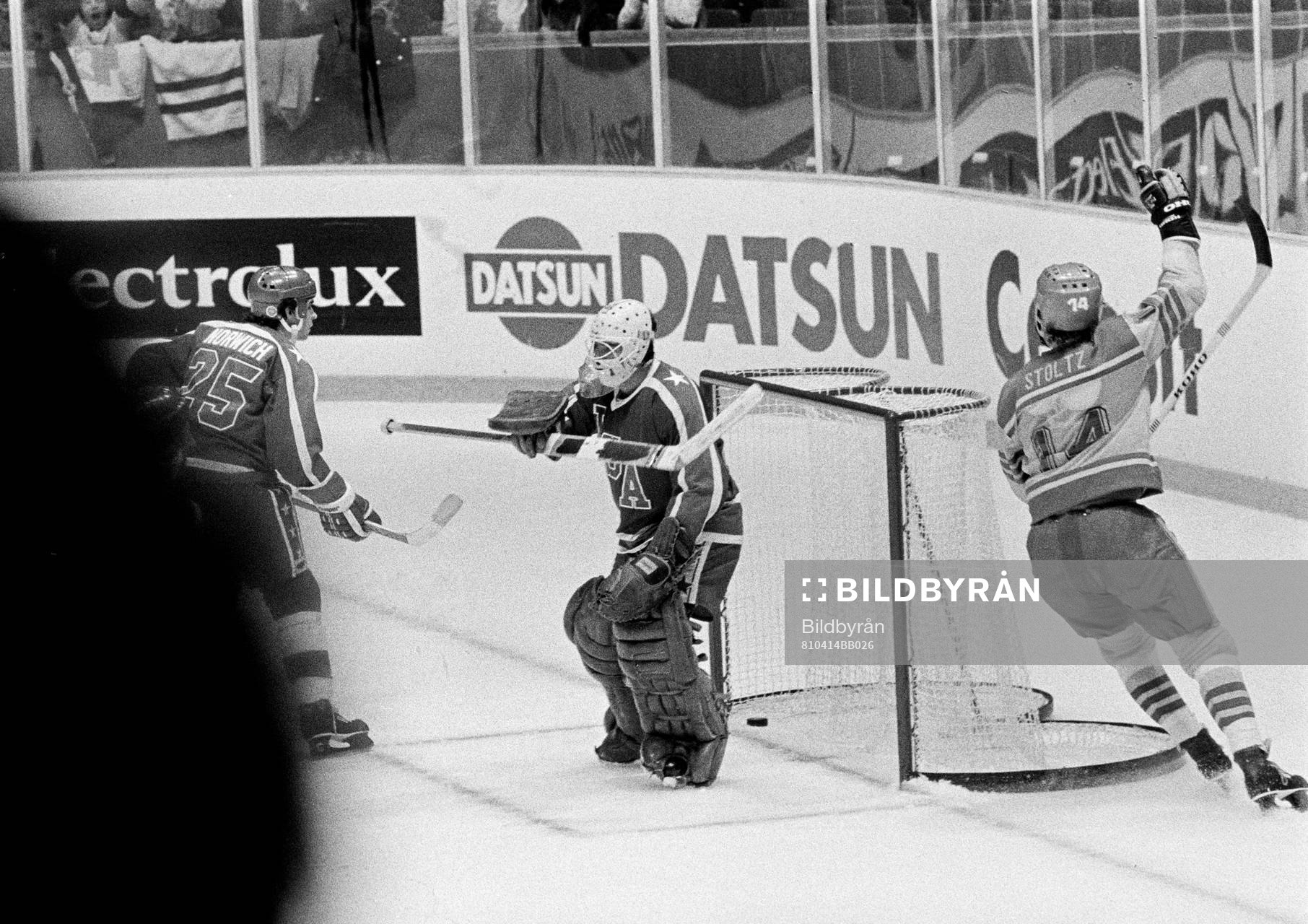 Roland Stoltz signalerar för mål