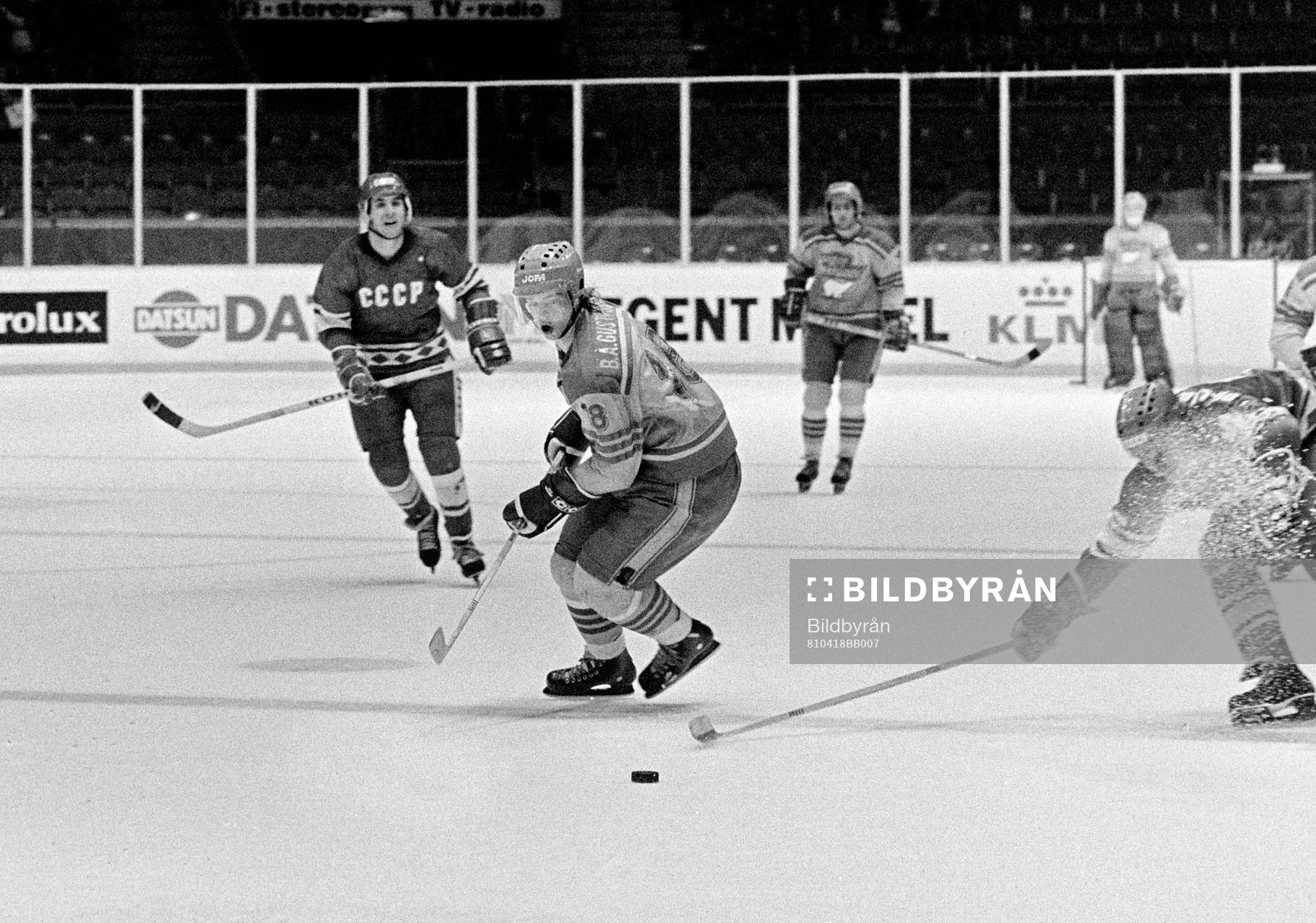 Bengt-Åke Gustafsson i kamp om pucken
