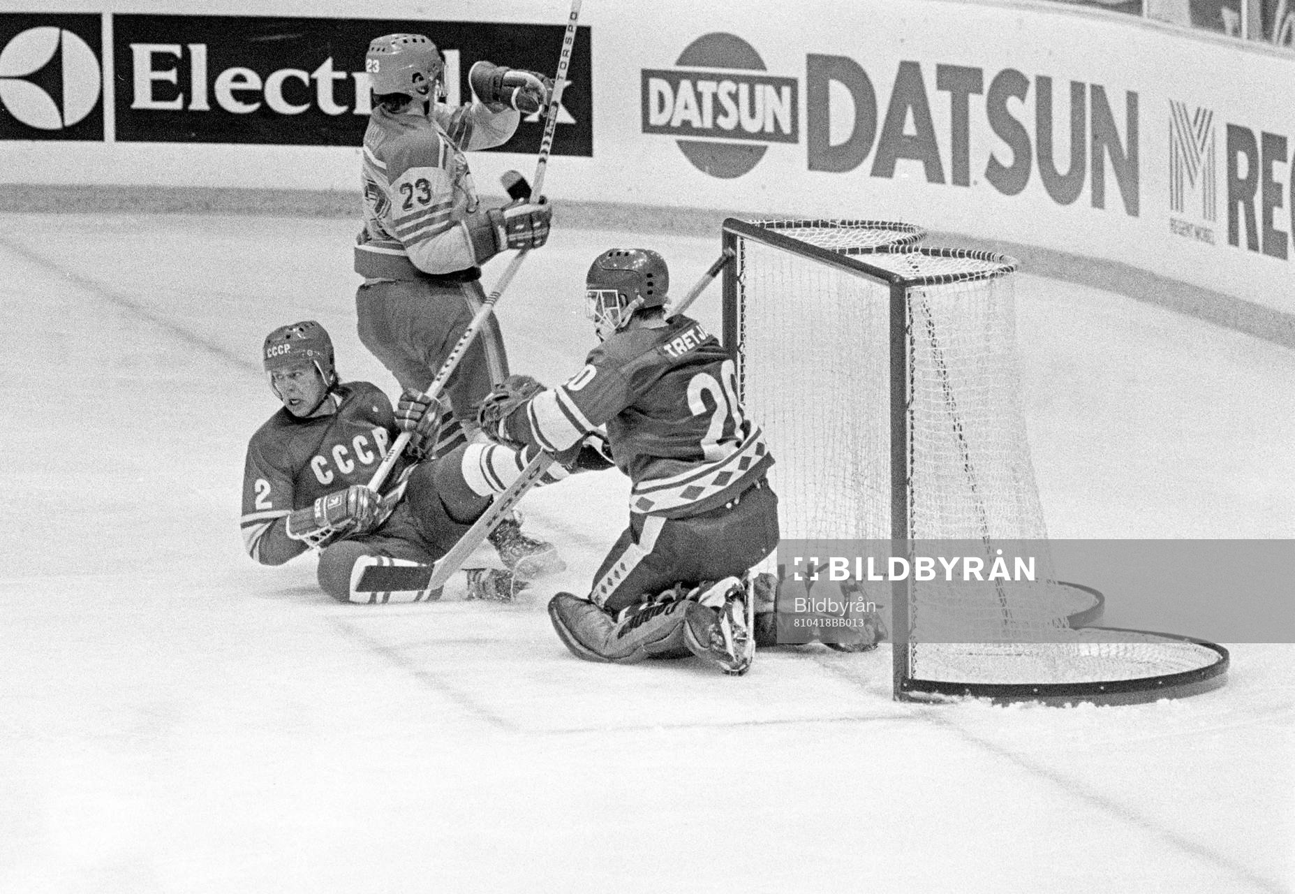 Lars Molin framför Vladislav Tretiak, målvakt i Sovjet