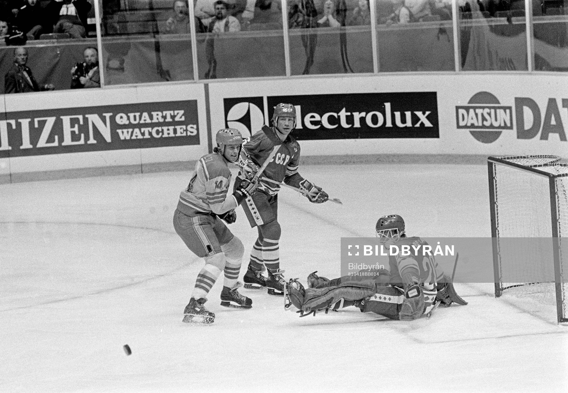 Roland Stoltz framför Vladislav Tretiak, målvakt i Sovjet