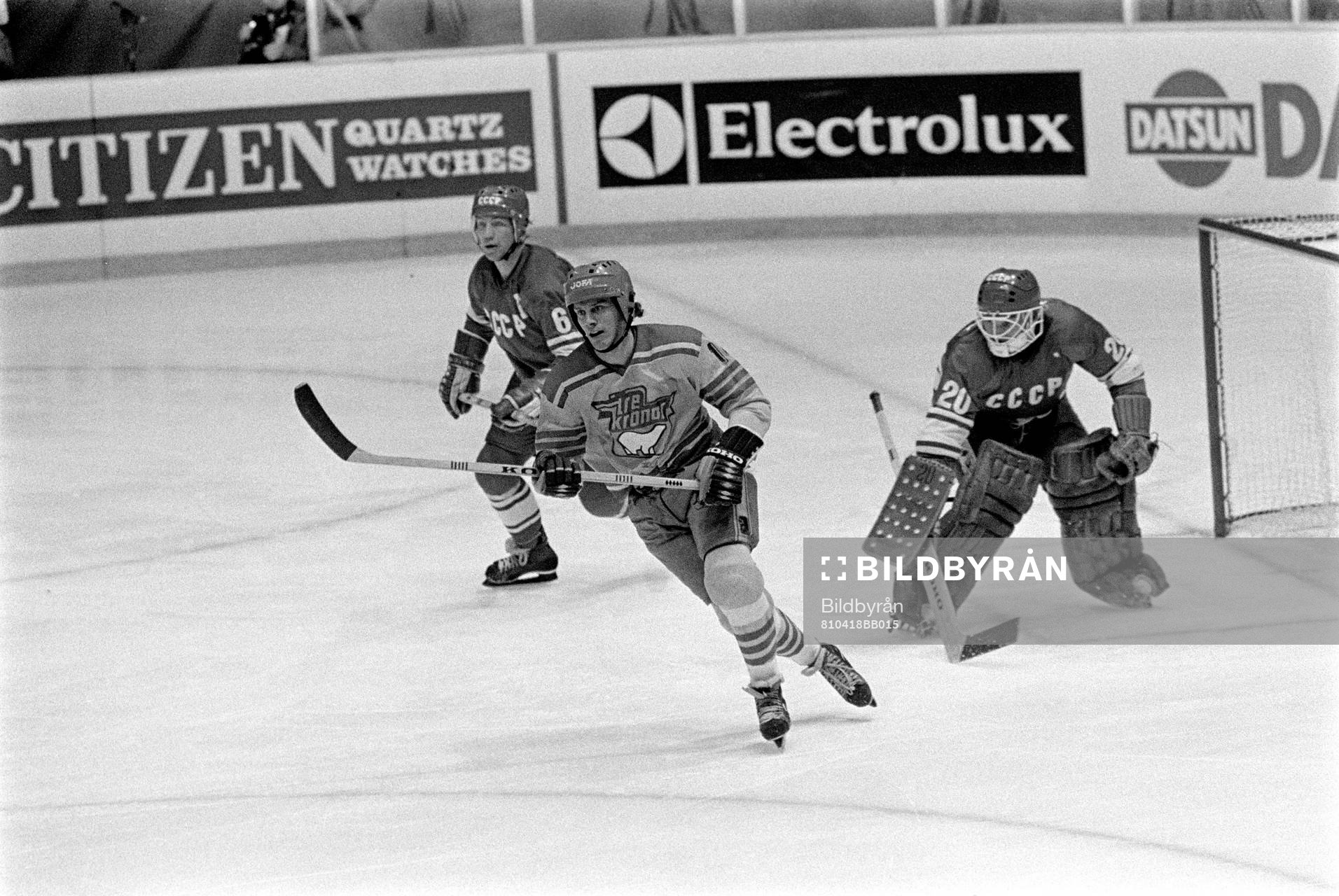 Roland Stoltz framför Vladislav Tretiak, målvakt i Sovjet