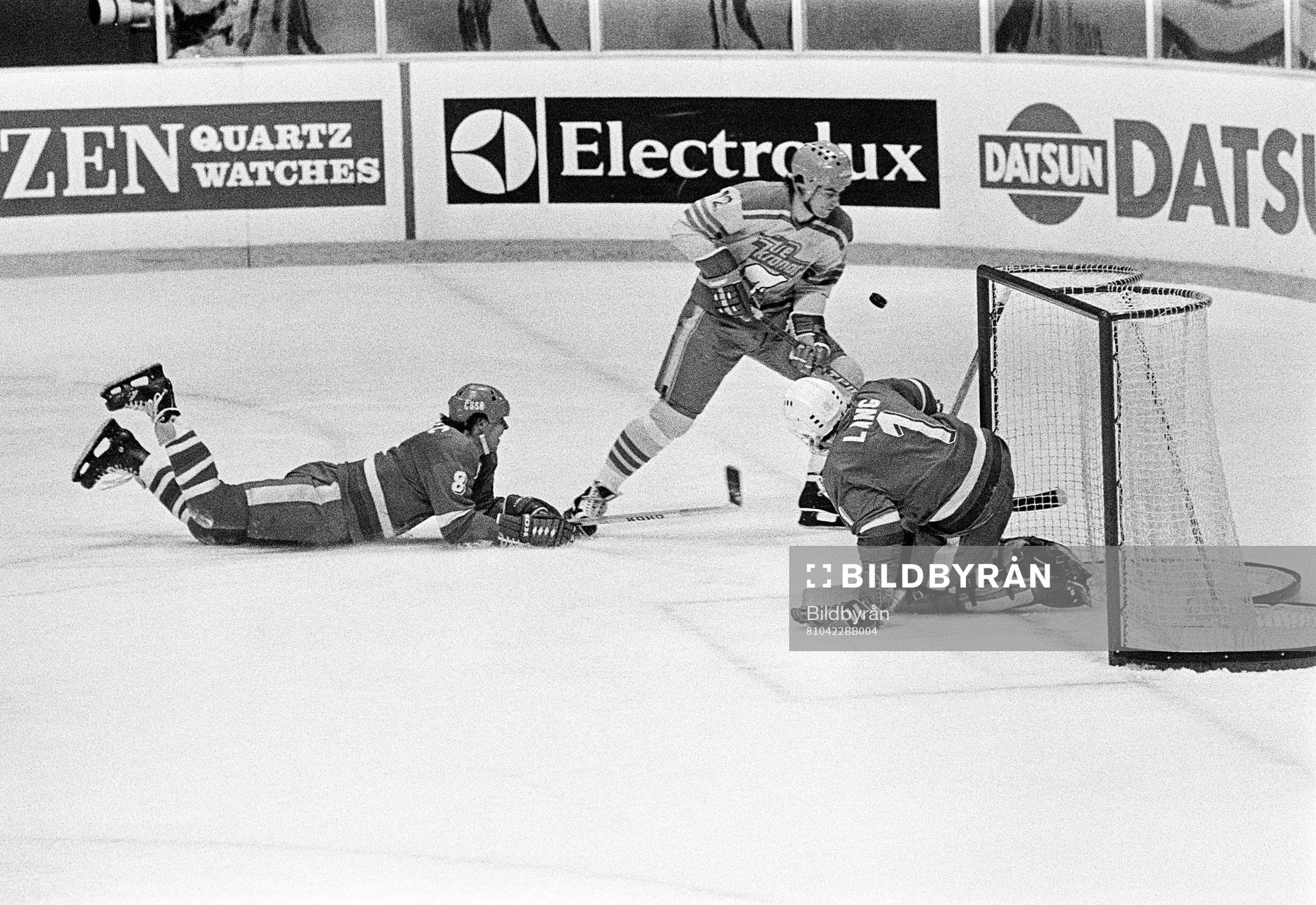 Roland Eriksson rundar Karel Lang, målvakt i