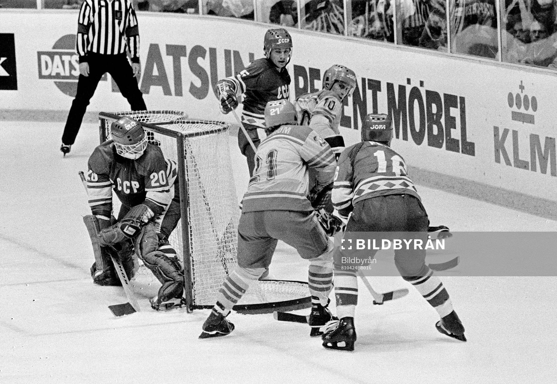 Dan Söderström och Ulf Isaksson bakom Vladisalv Tretiak,