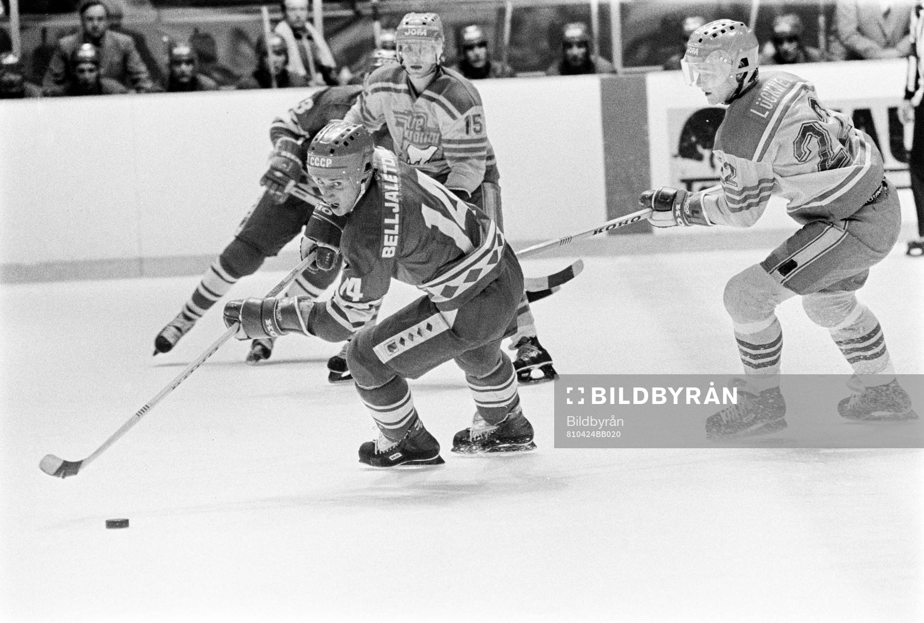 Zinetula Biljaletdinov med pucken och Harald Lückner. I