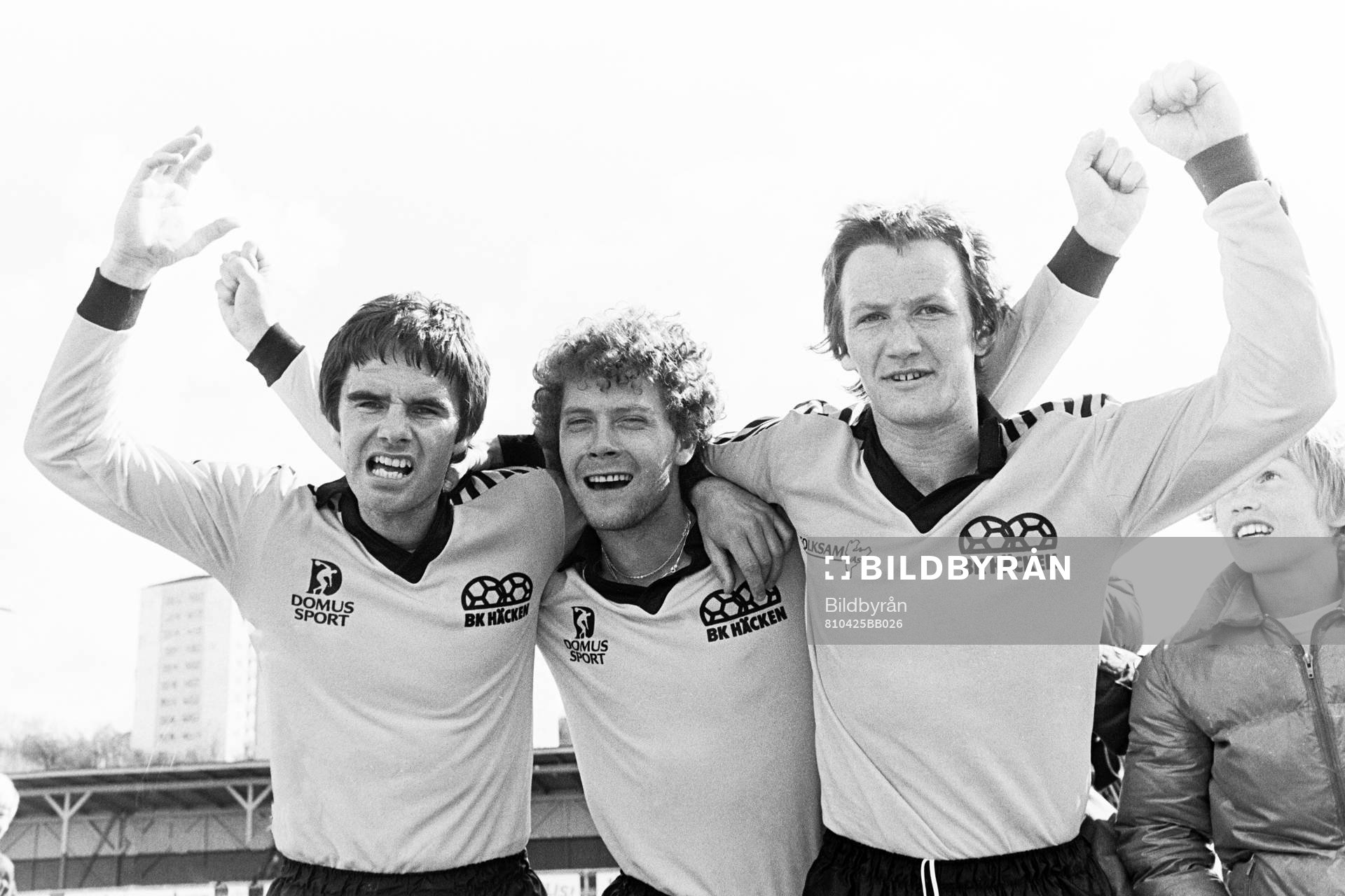 Fotboll, Div 2 Södra, Häcken - Mjällby, 3-1: Häckens målskyttar jublar efter matchen. Fr. v Kenny Andrén, Sonny Karlsson och Ulf Carlsson jublar efter matchen.
