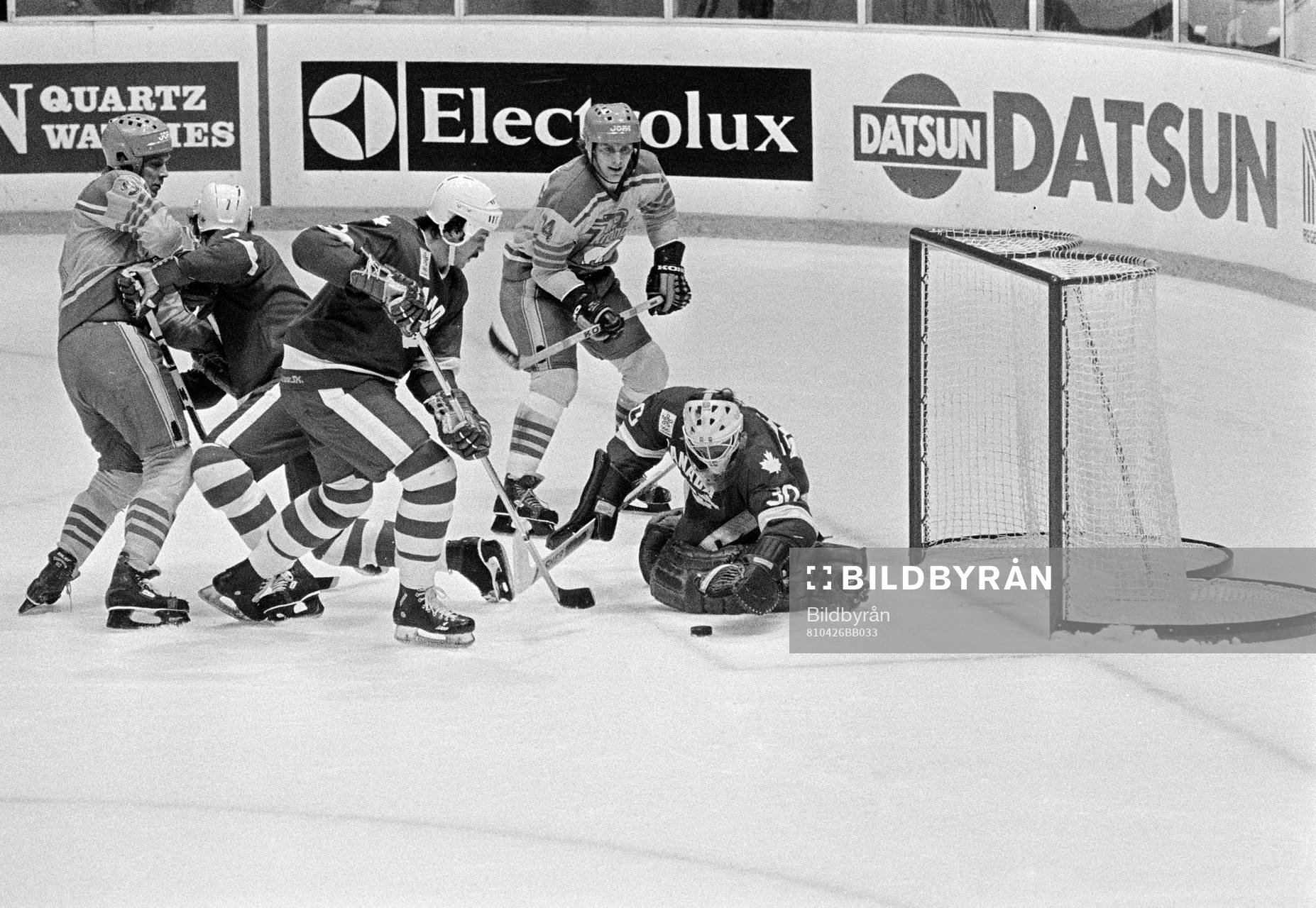 Roland Stoltz framför Philippe Myre, målvakt i Kanada