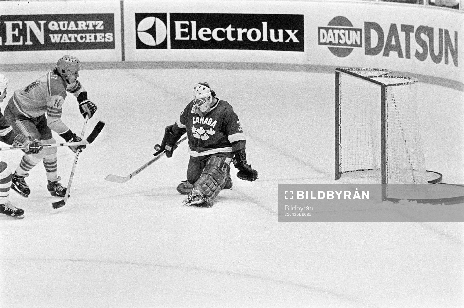 Roland Stoltz framför Philippe Myre, målvakt i Kanada