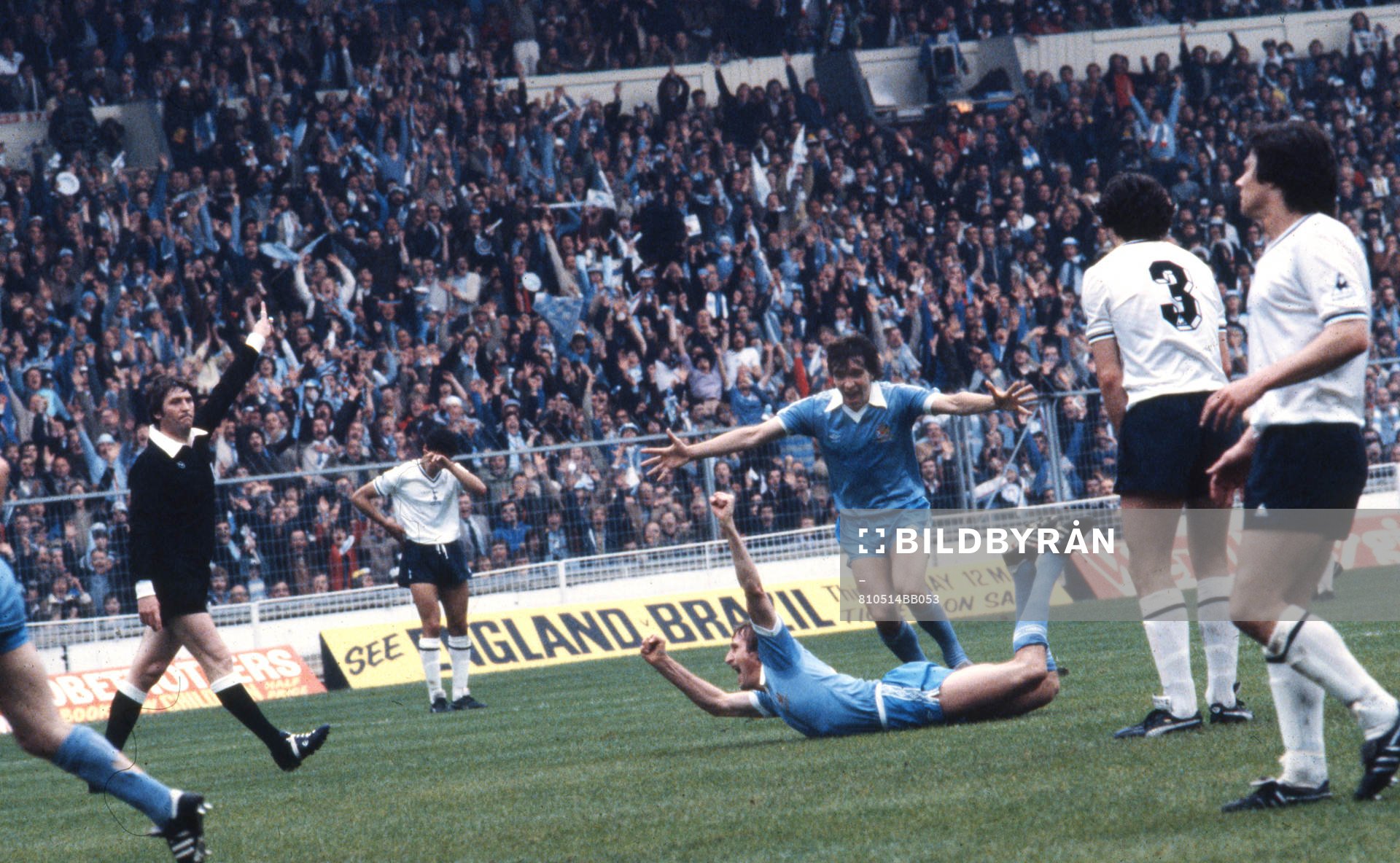 1-0 till Manchester City. Tommy Hutchinson jublar liggande