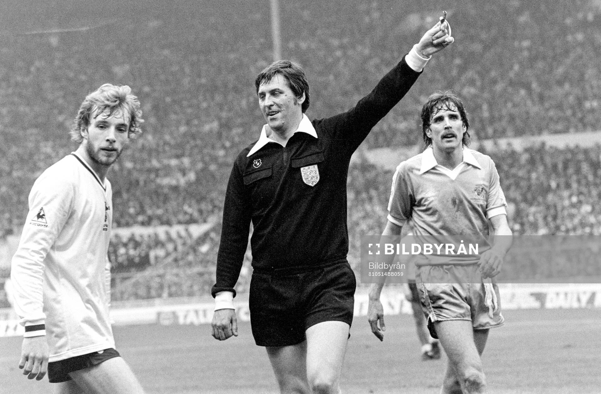 Fotboll, FA Cup, Final, Replay, Tottenham - Manchester City 3-2: Steve Archibald of Tottenham, referee Keith Hackett, Paul Power of Manchester City.