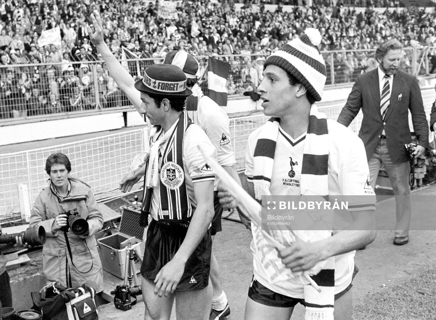 Fotboll, FA Cup, Final, Replay, Tottenham - Manchester City 3-2: Tottenhams Osvaldo Ardiles and Chris Hughton celebrate.   