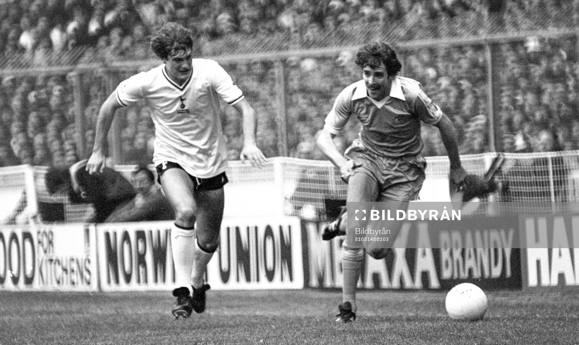 Fotboll, FA Cup, Final, Tottenham - Manchester City: Tottenhams Glenn Hoddle against Citys Paul Power.