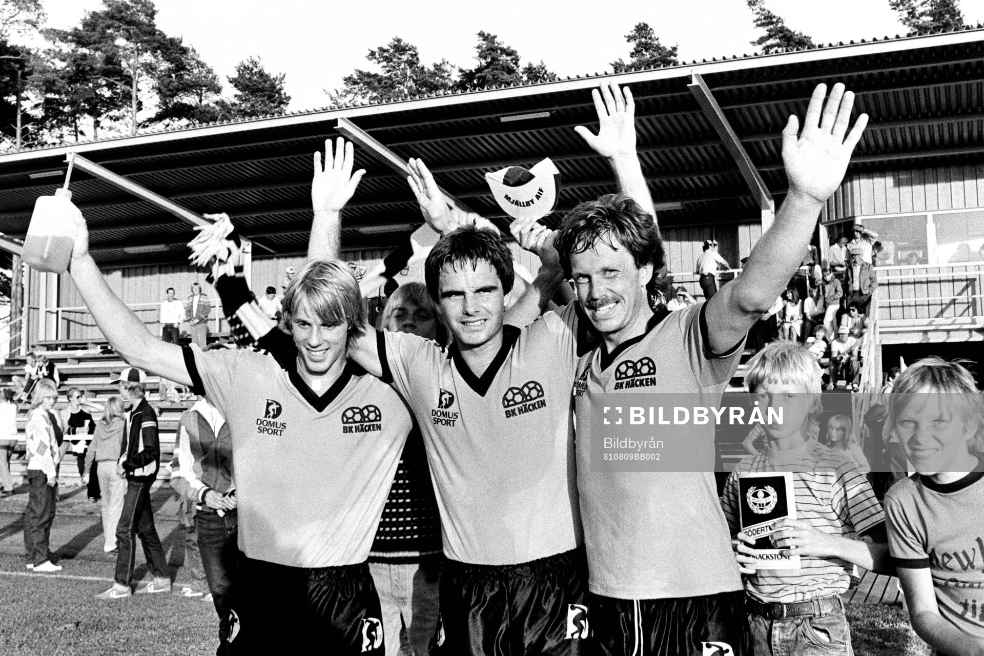 Fotboll, Div 2 Södra, Mjällby - Häcken, 1-3: Häckens målskyttar jublar efter segern. Fr. v Lars Hartwig, Kenny Andrén och Roger Gustafsson.