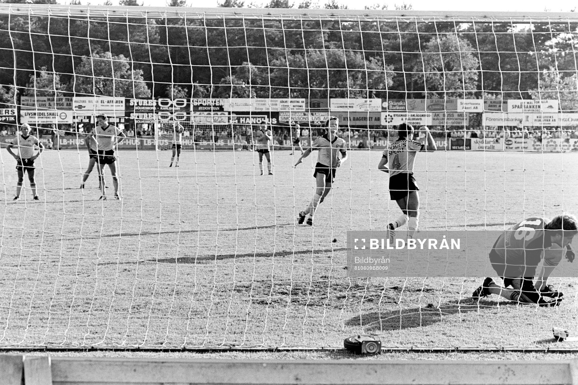 Fotboll, Div 2 Södra, Mjällby - Häcken, 1-3: Kenny Andrén, Häcke slår in 0-2 på en straff bakom mjällbys målvakt Paul McCullogh.