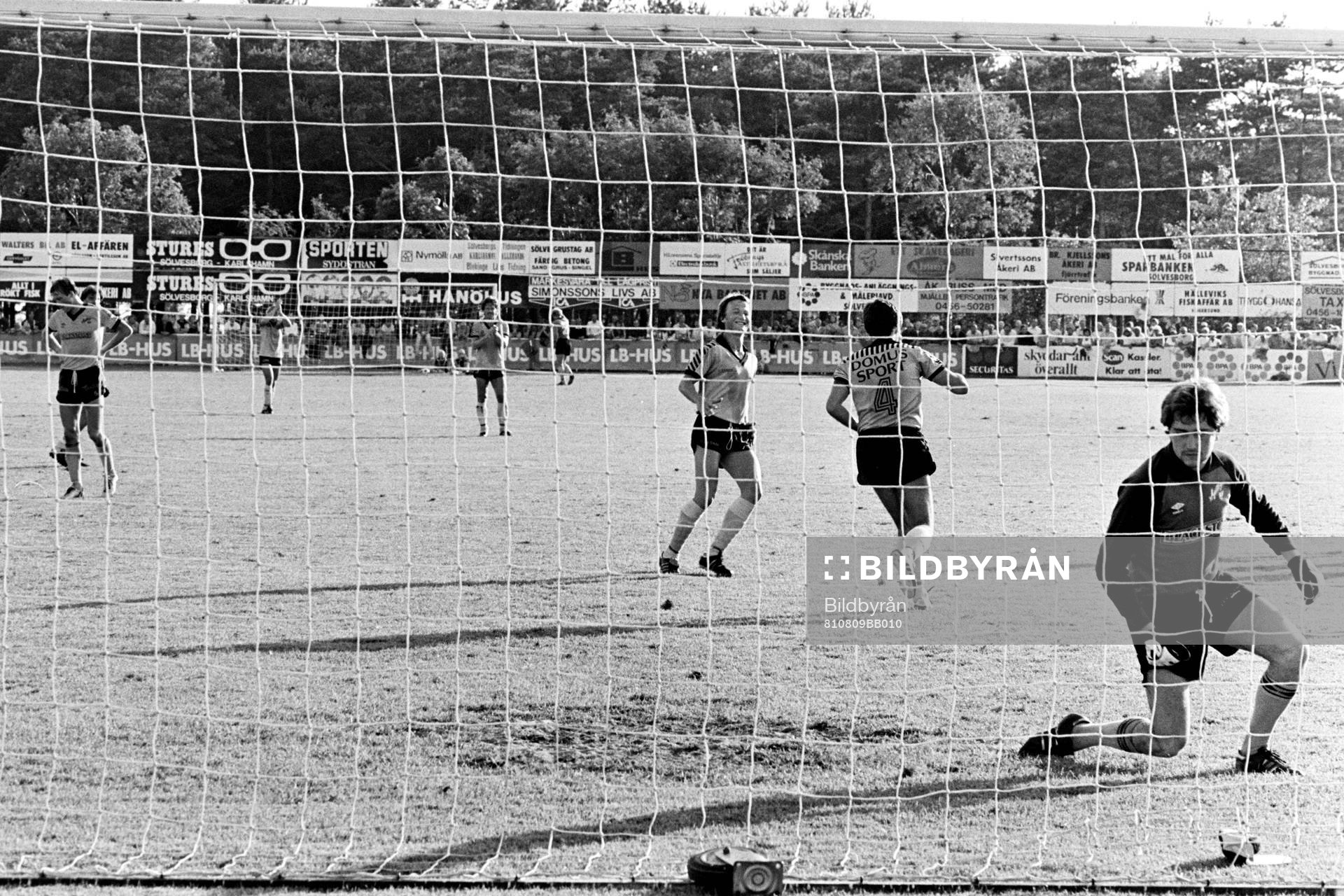 Fotboll, Div 2 Södra, Mjällby - Häcken, 1-3: Kenny Andrén, Häcke slår in 0-2 på en straff bakom mjällbys målvakt Paul McCullogh.