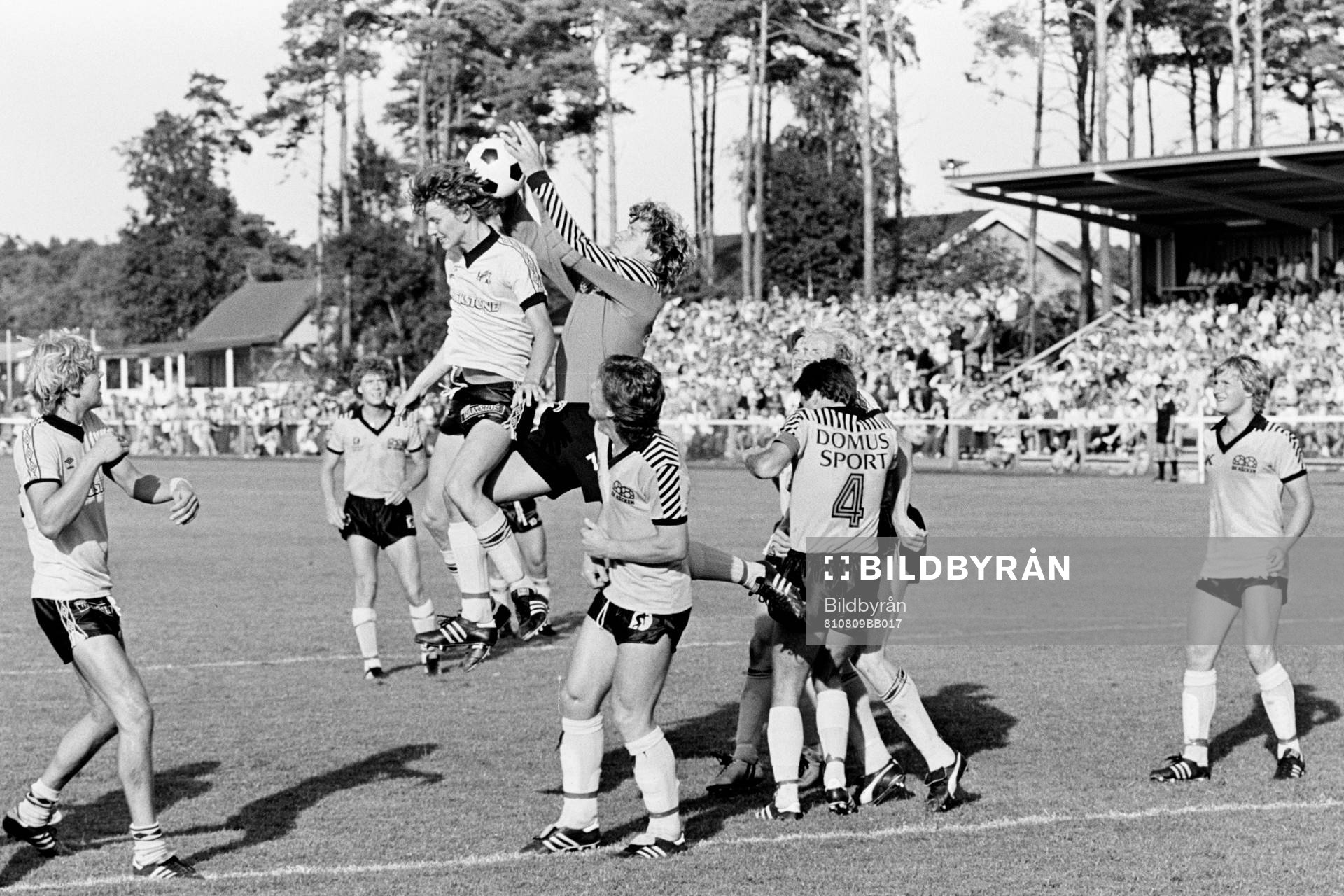 Fotboll, Div 2 Södra, Mjällby - Häcken, 1-3: Häckens målvakt Mats Johansson greppar bollen framför mjällbys Mats Lindwall.