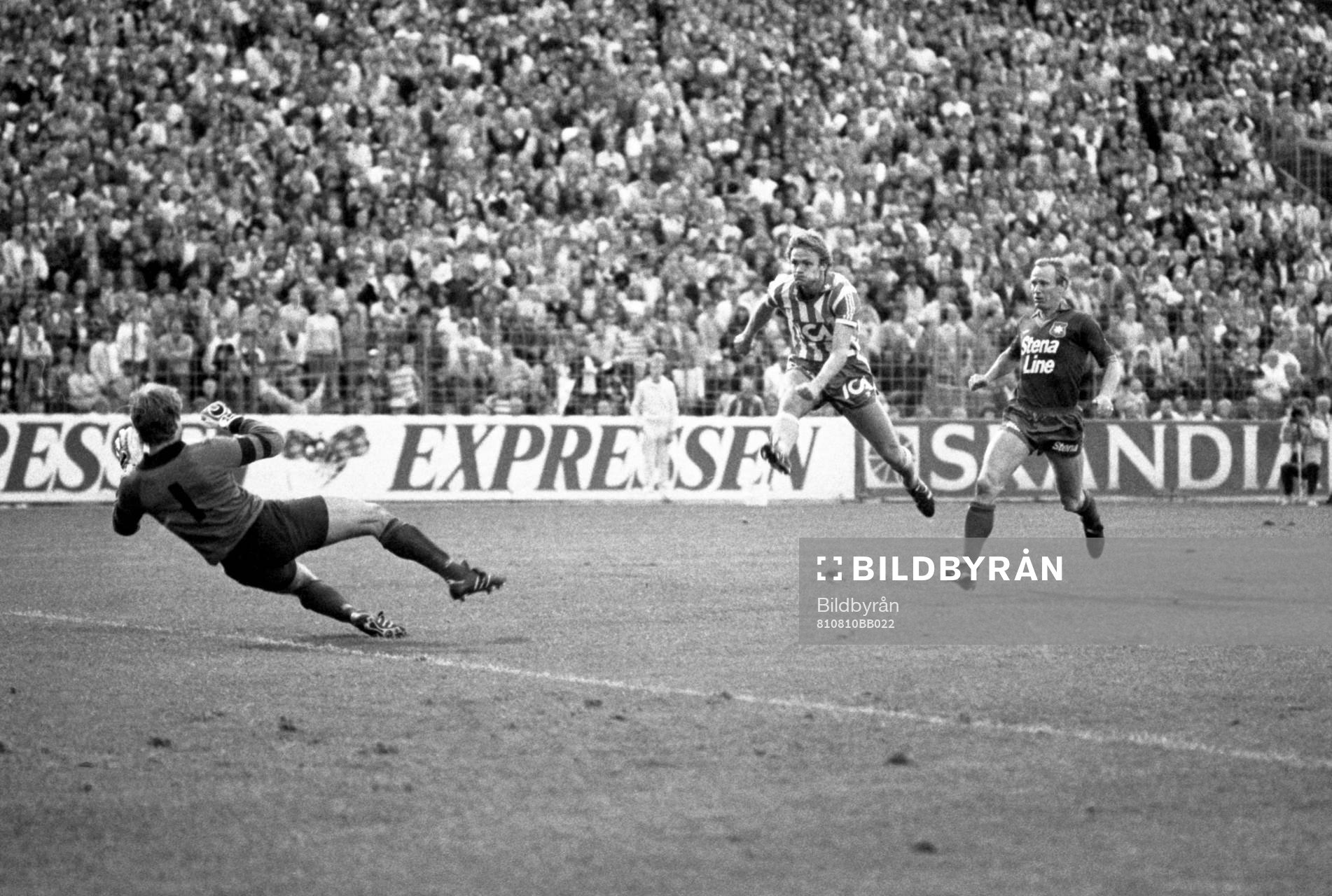  Torbjörn Nilsson, Göteborg har ryckt ifrån Björn Nordqvist, Örgryte och avlossar ett skott.
© Bildbyrån - 5338