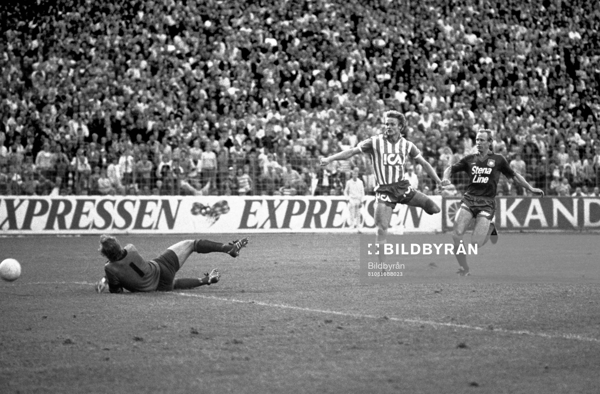  Torbjörn Nilsson, Göteborg har ryckt ifrån Björn Nordqvist, Örgryte och avlossar ett skott.
© Bildbyrån - 5338