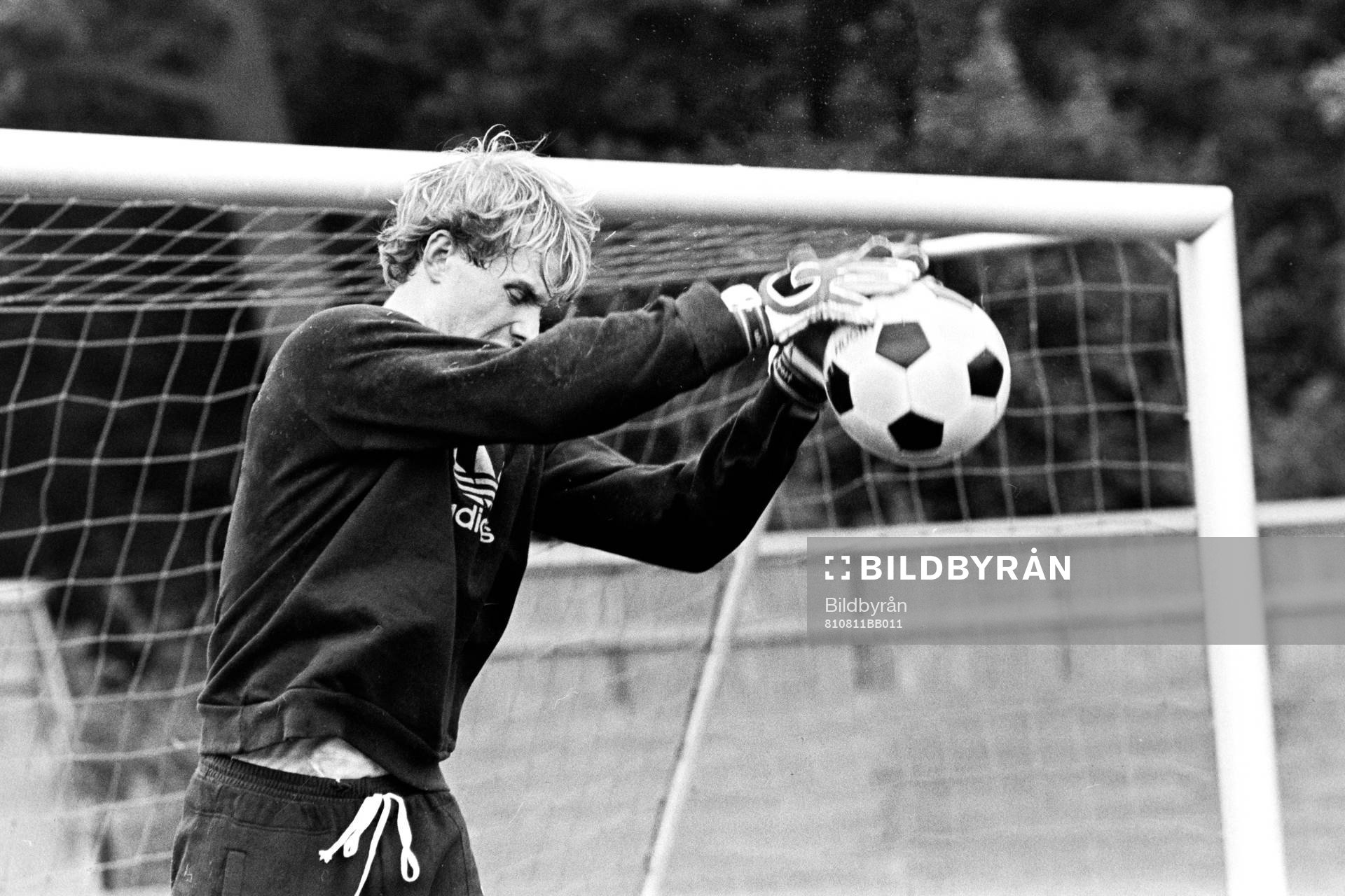 Fotboll, Sverige - Bulgarien, förhands: Sveriges målvakt Thomas Ravelli under en träning.