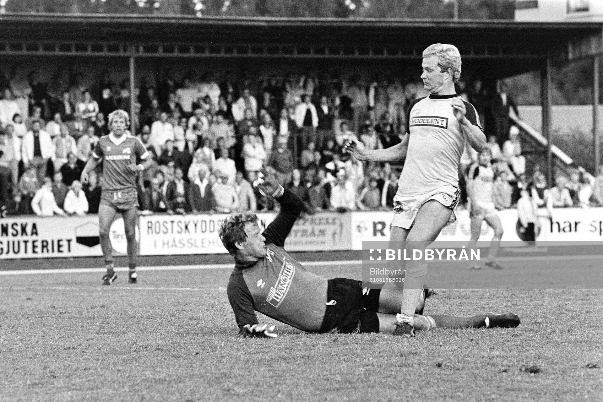 Hässleholms Dan Granqvist framför mjällbys målvakt Leif
