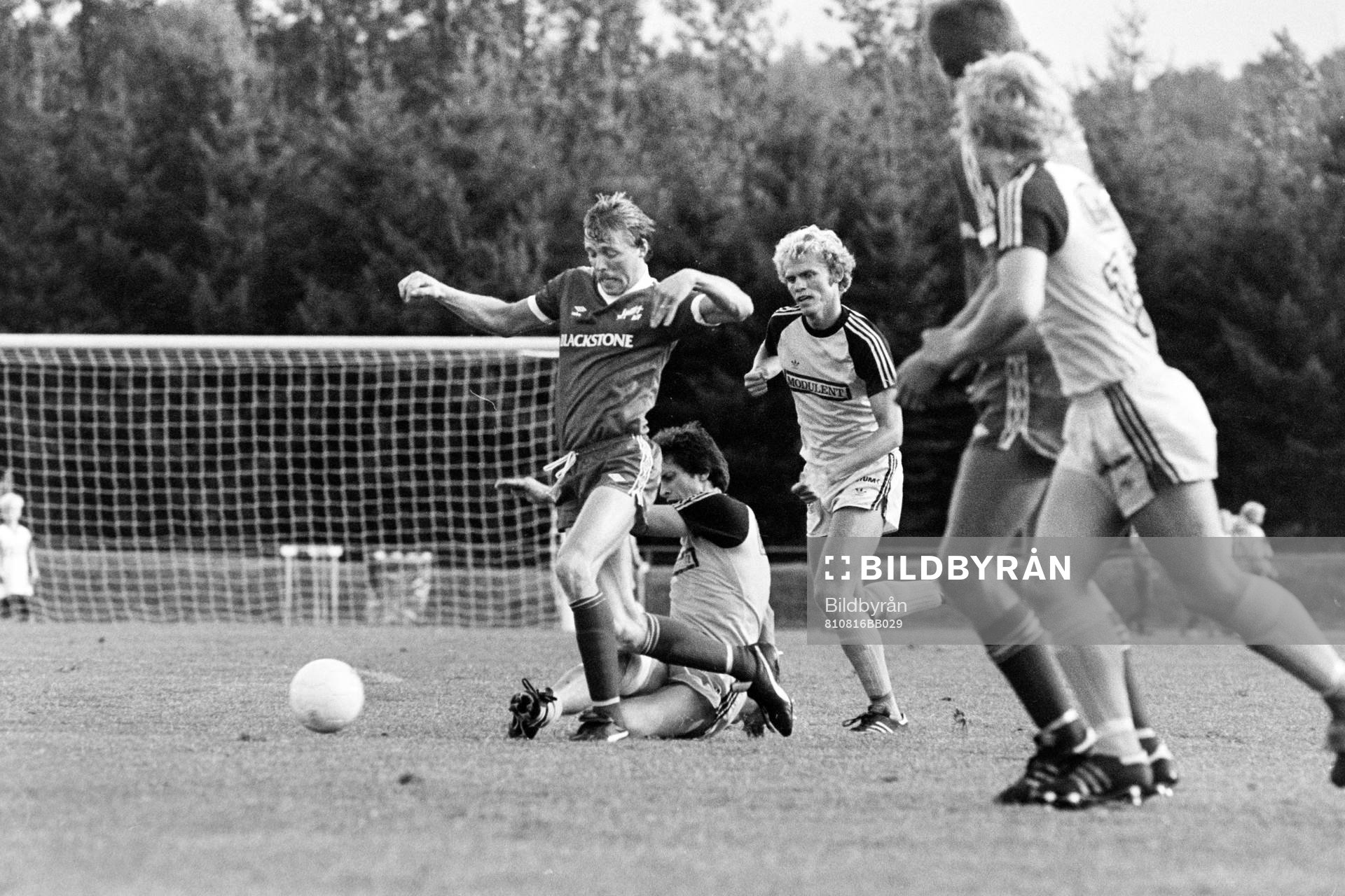 Mjällbys Peter Stridfeldt med bollen uppvaktas av