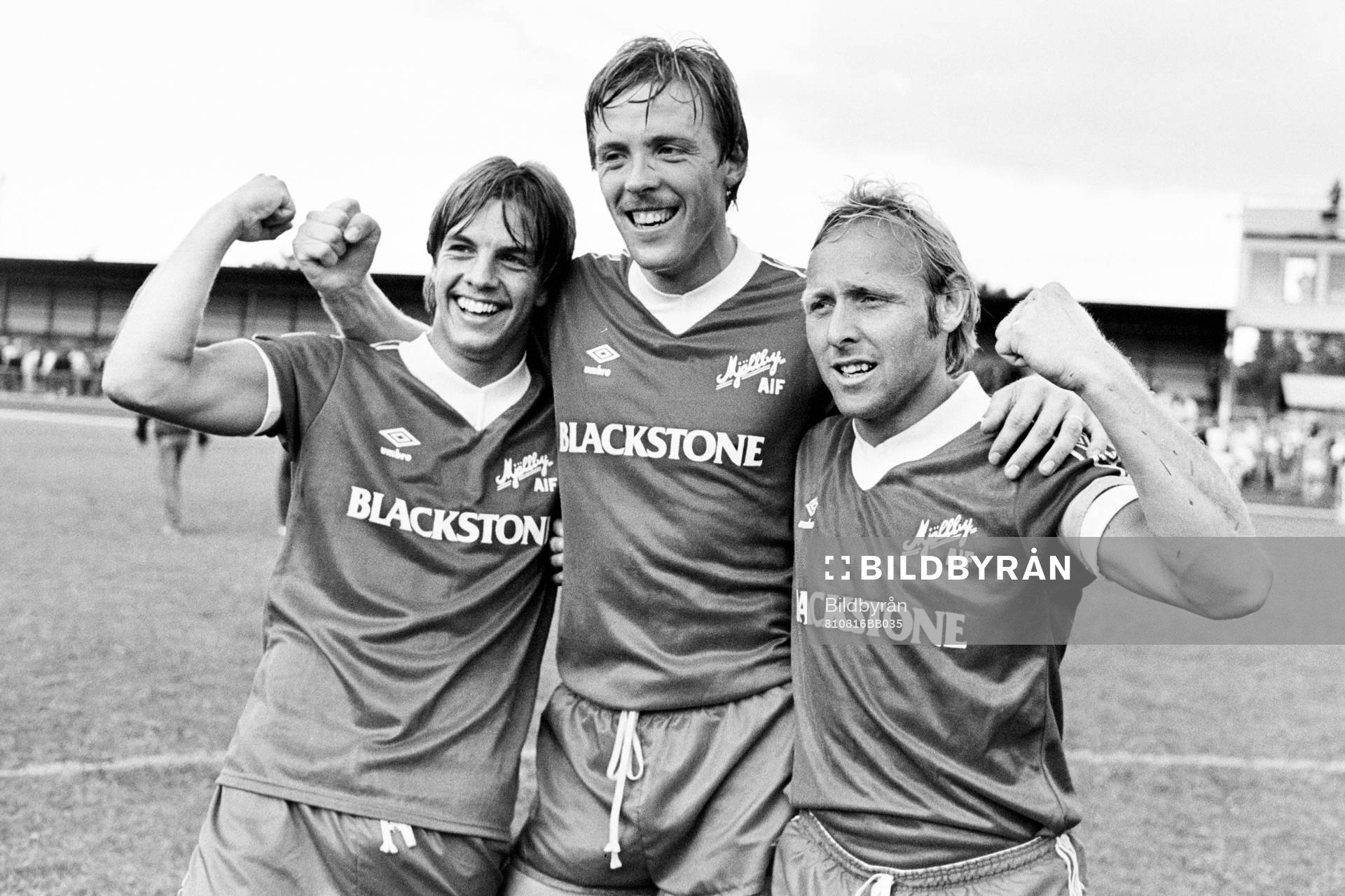 Fotboll, Div 2 Södra, IFK Hässleholm - Mjällby, 0-3: Mjällbys målskyttar jublar efter matchen. Fr. v Sven-Olof Bergman, Peter Stridfeldt och Sven-Bertil Andersson.