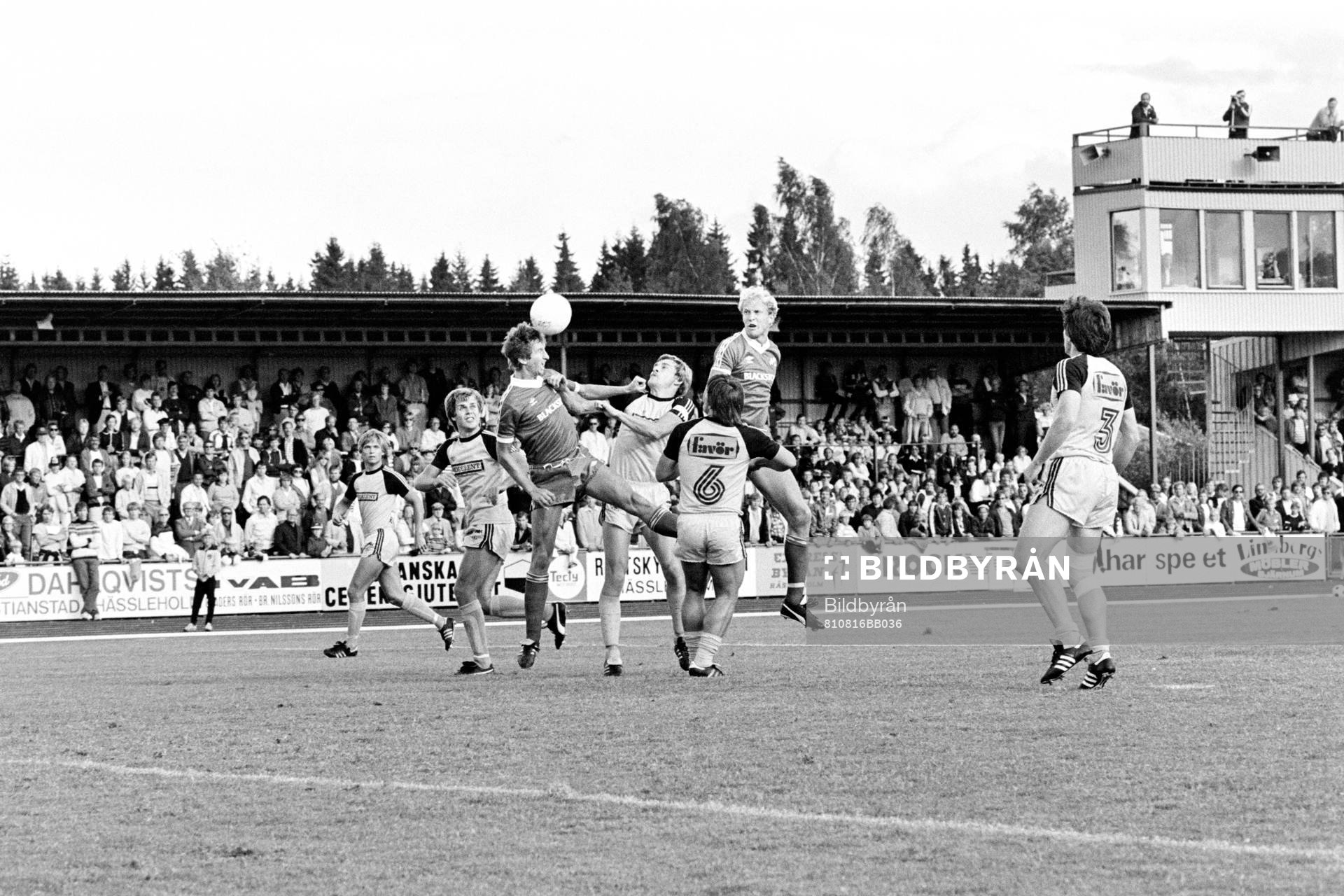 Fotboll, Div 2 Södra, IFK Hässleholm - Mjällby, 0-3: Kamp om bollen.