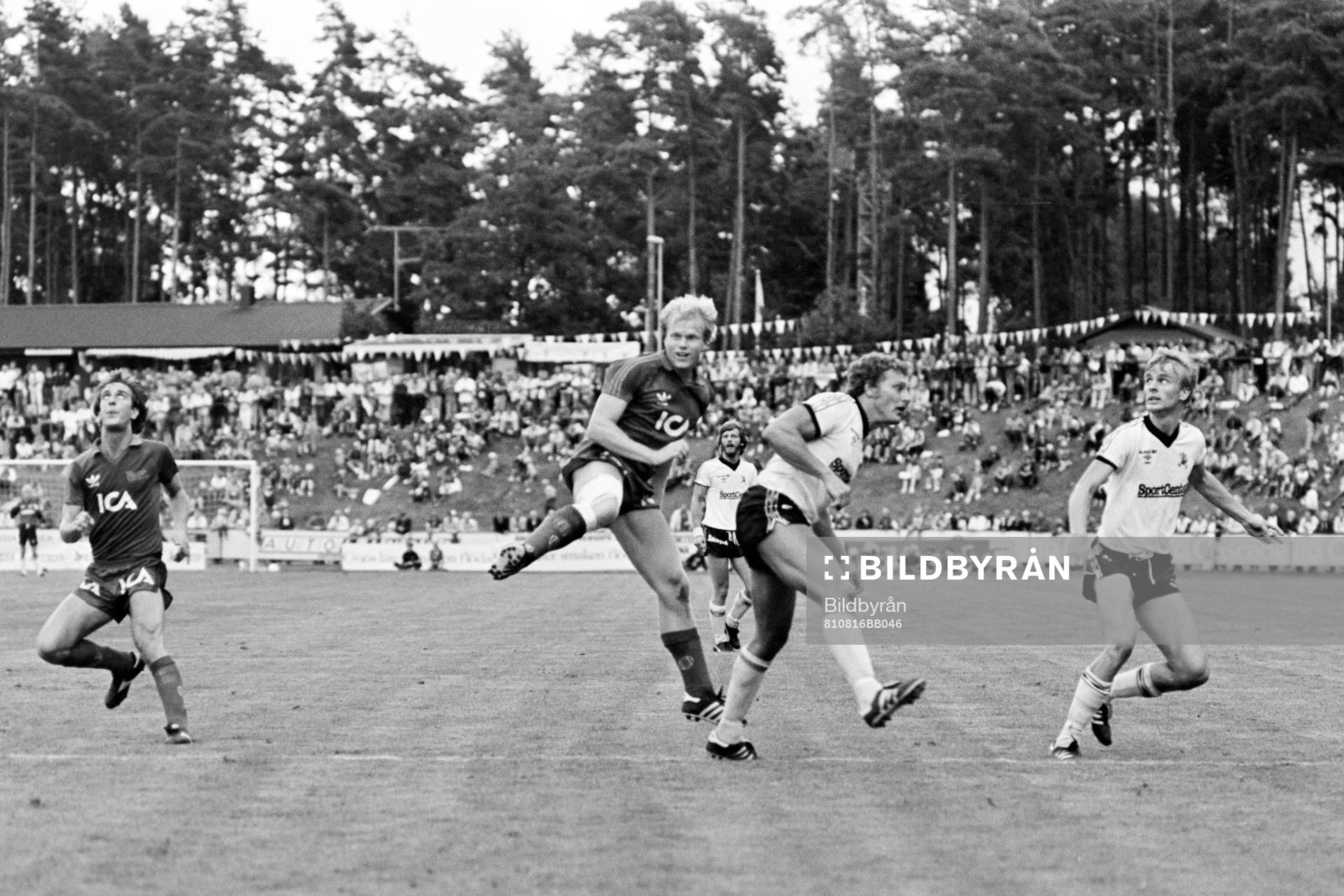 Fotboll, Svenska Cupen, Bromölla - Öster, 1-4: Greger Hallén, Öster i kamp med bromöllas Mikael Persson.