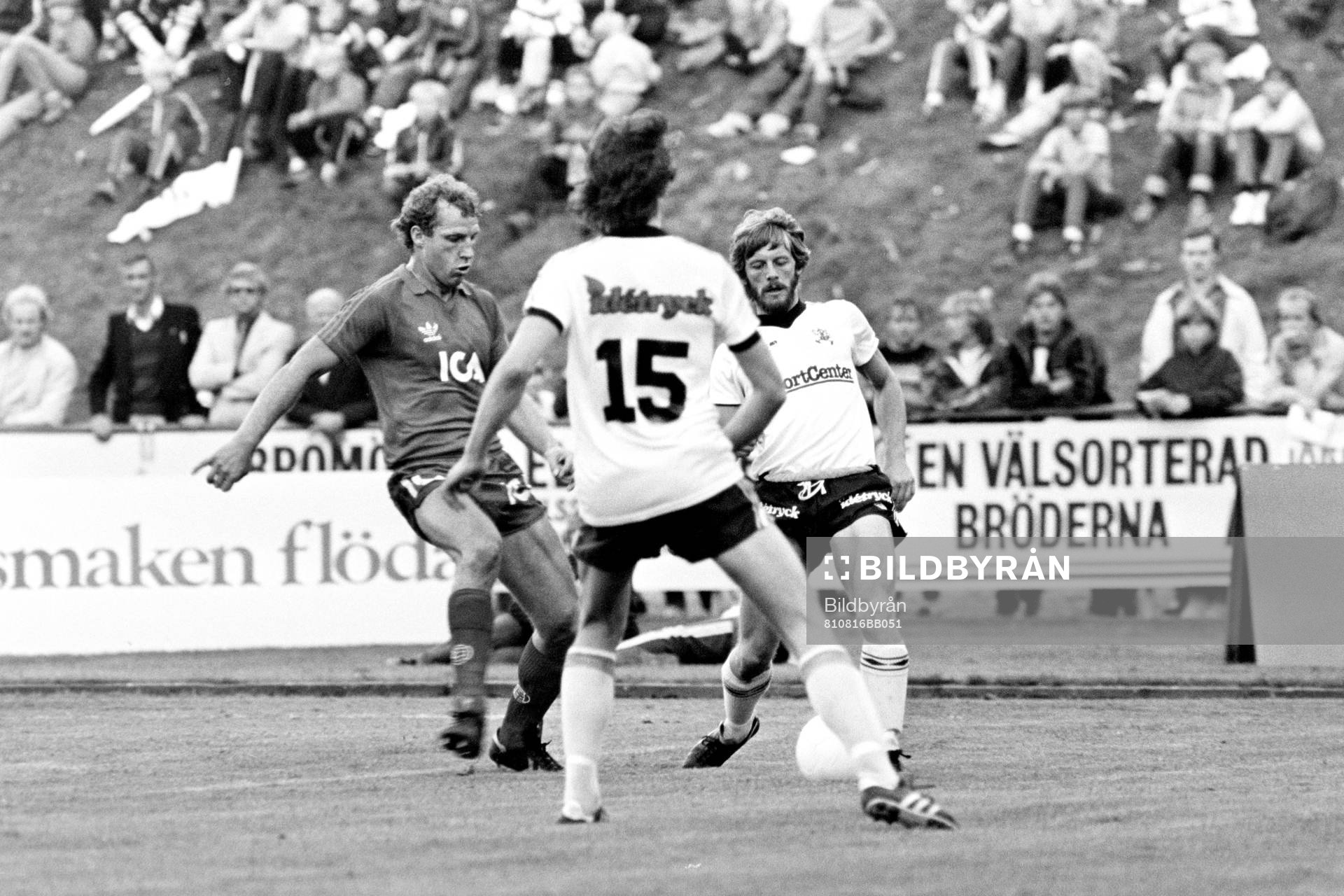 Fotboll, Svenska Cupen, Bromölla - Öster, 1-4: Jan Mattsson, Öster i kamp med två bromöllaspelare.