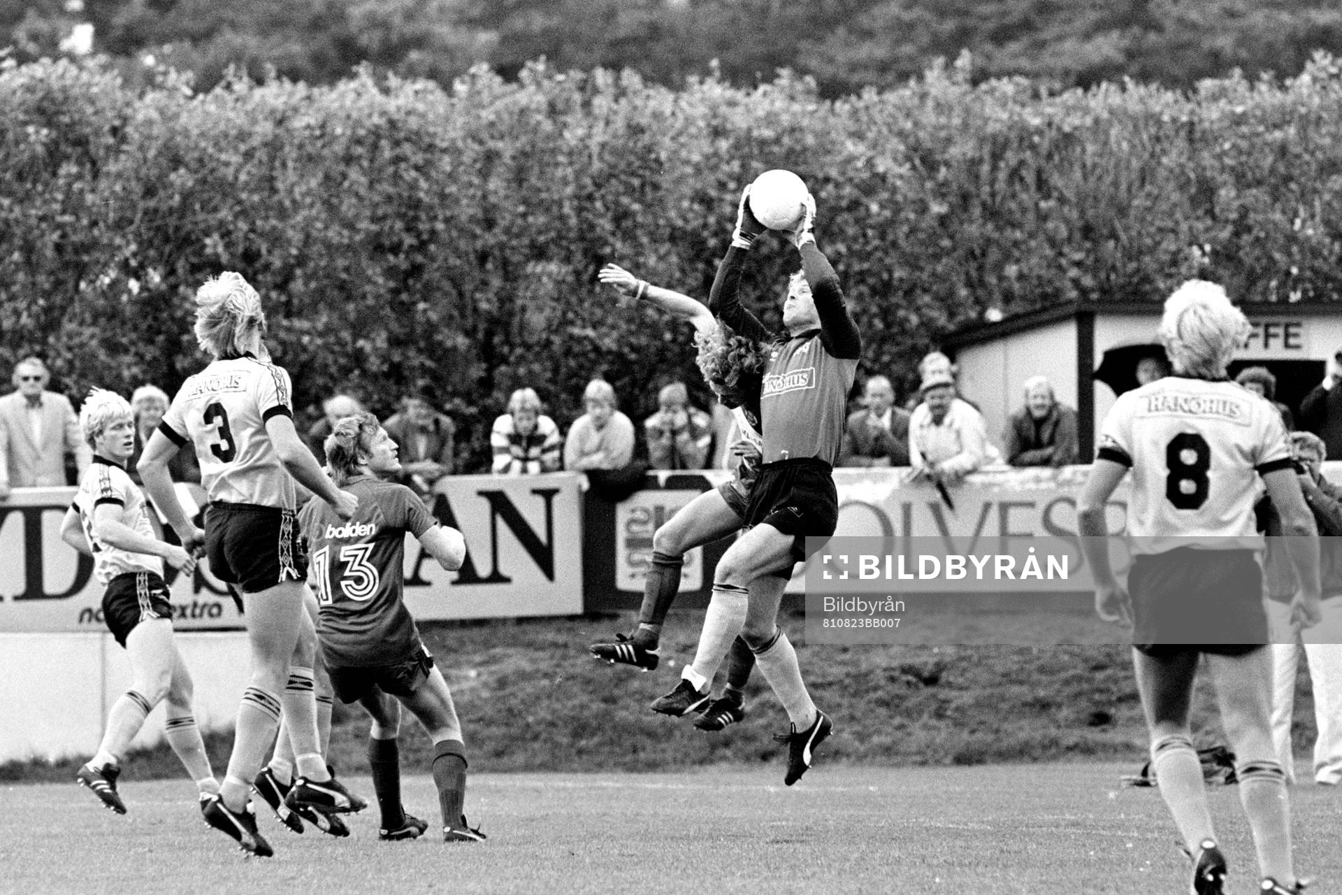 Leif Persson, målvakt i Mjällby med bollen i säkert