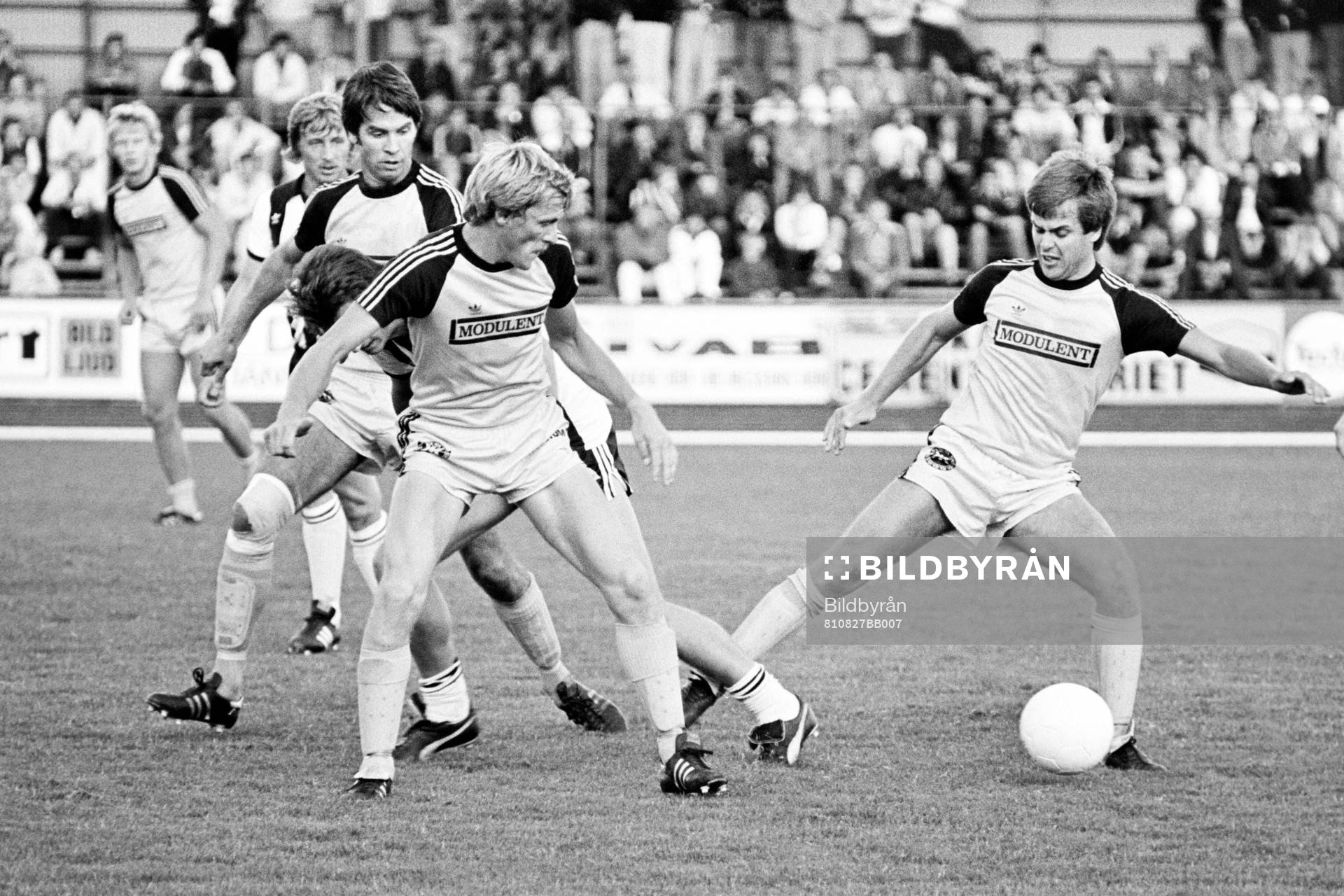 Fotboll, Div 2 Södra, IFK Hässleholm - Landskrona, 1-3: Per-Åke Theander, Landskrona uppvaktas av hässleholms Claes Cronqvist, Bengt Ivarsson och Bengt-Olof Rydell.