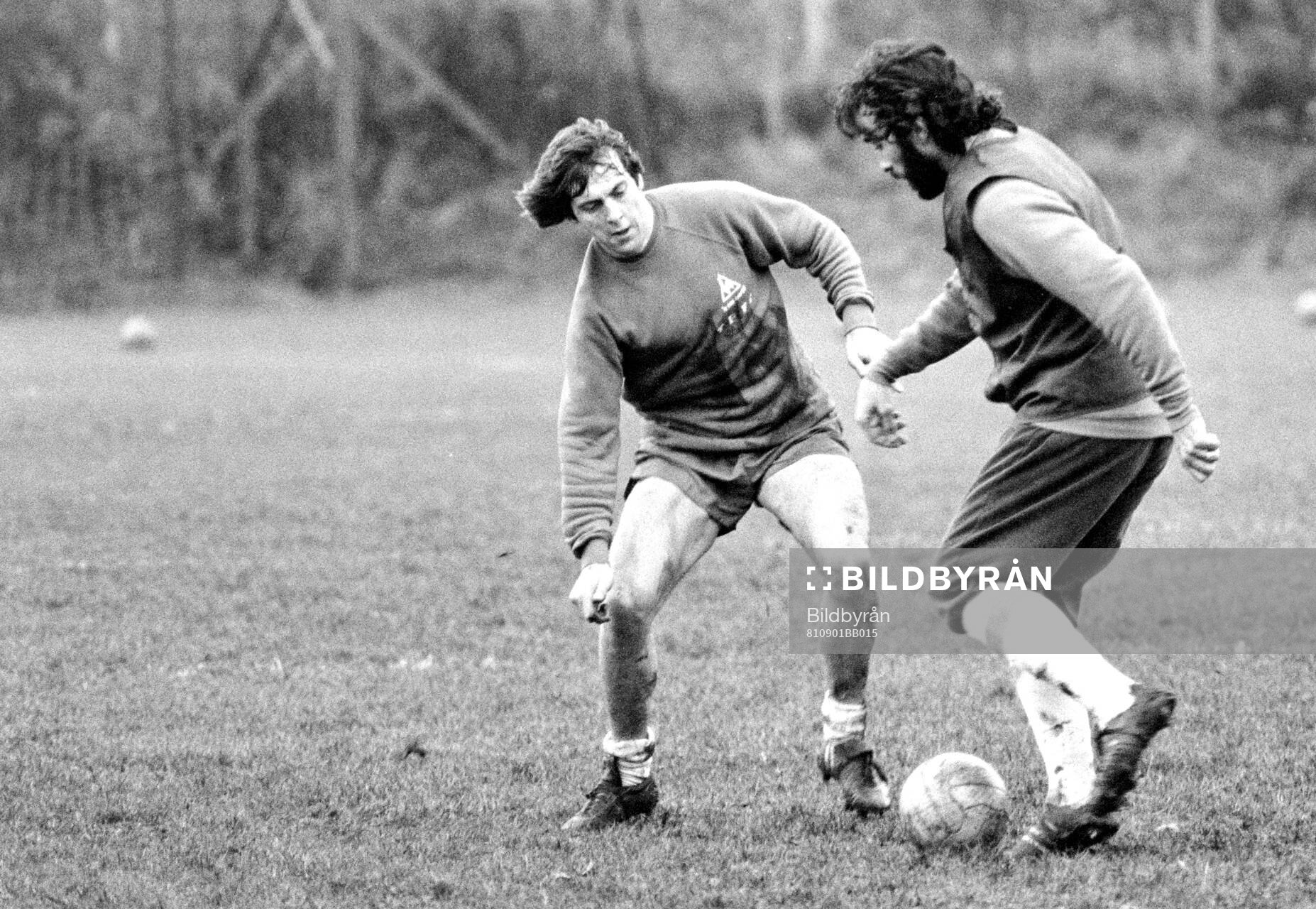 Football, Divison One, England 1981-1982, Tottenham, training session: Graham Roberts and Ricky Villa.   