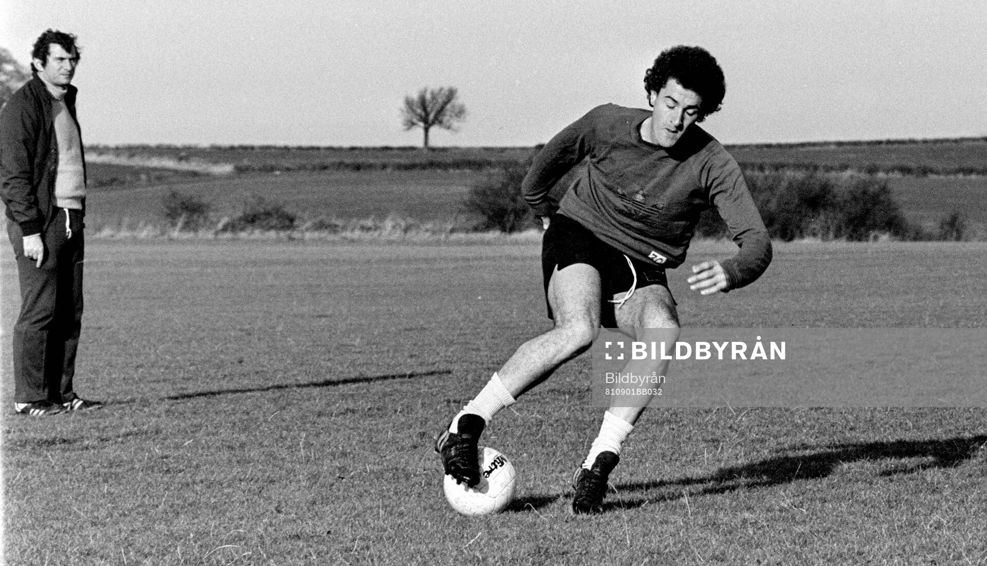 Manager David Pleat watching Steve White