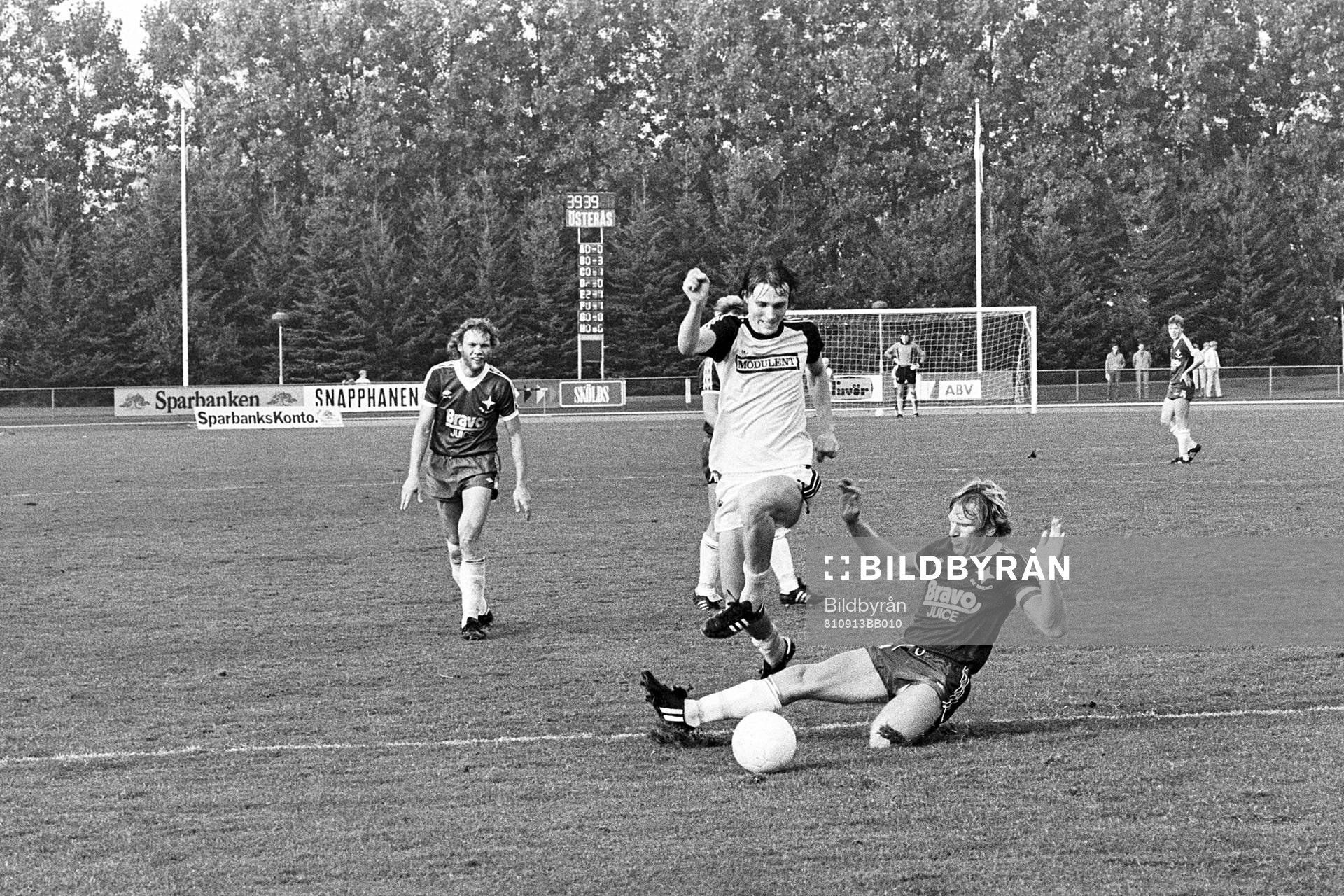 Fotboll, Div 2 Södra, IFK Hässleholm - IFK Malmö, 0-0: Hässleholms Vladimir Vondra tar sig förbi en malmöspelare.