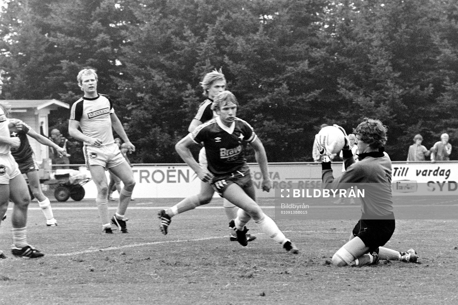 Fotboll, Div 2 Södra, IFK Hässleholm - IFK Malmö, 0-0: Hässleholms målvakt Bo Lindfors med bollen.