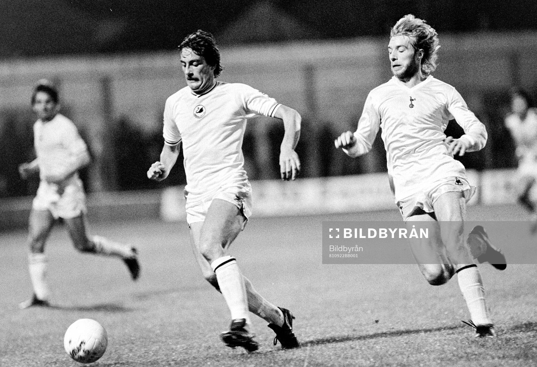 Swansea - Tottenham: Swanseas Robbie James and Tottenhams