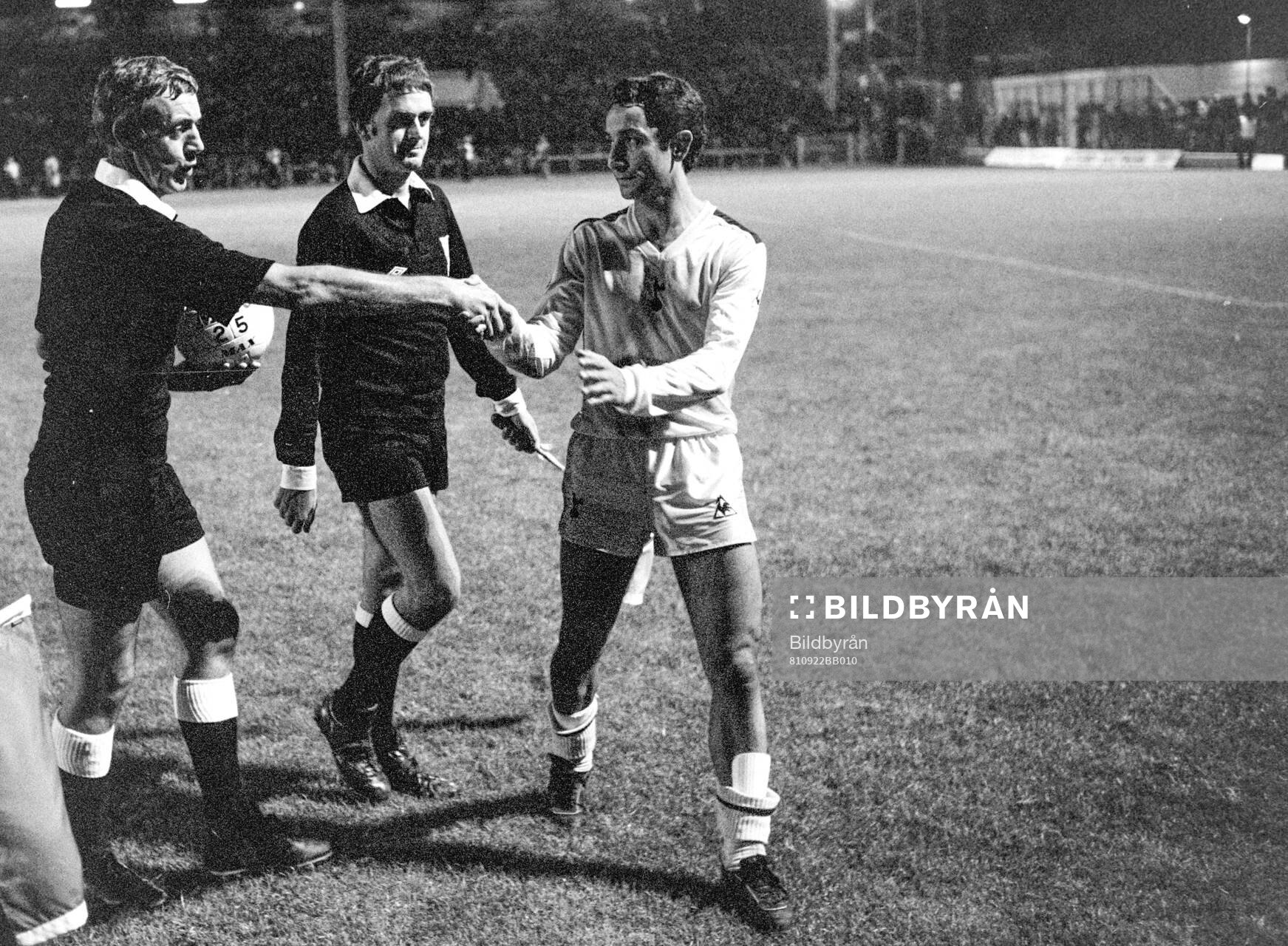Football, Divison One, England 1981-1982: Swansea - Tottenham: Tottenhams Osvaldo Ardiles greets the referee.