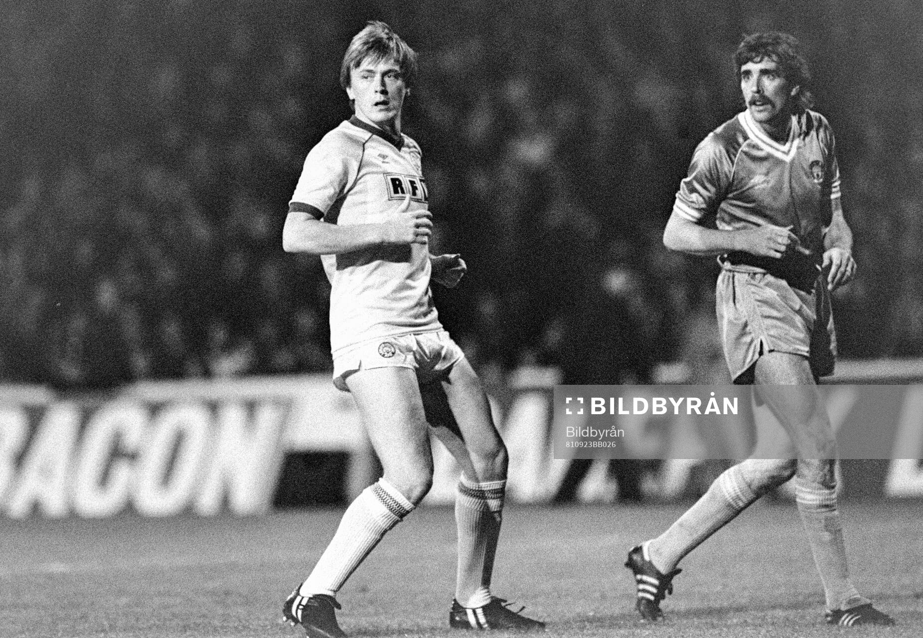 Football, Divison One, England 1981-1982, Manchester City - Leeds 4-0: Peter Barnes of Leeds and Paul Power of Manchester City. 
