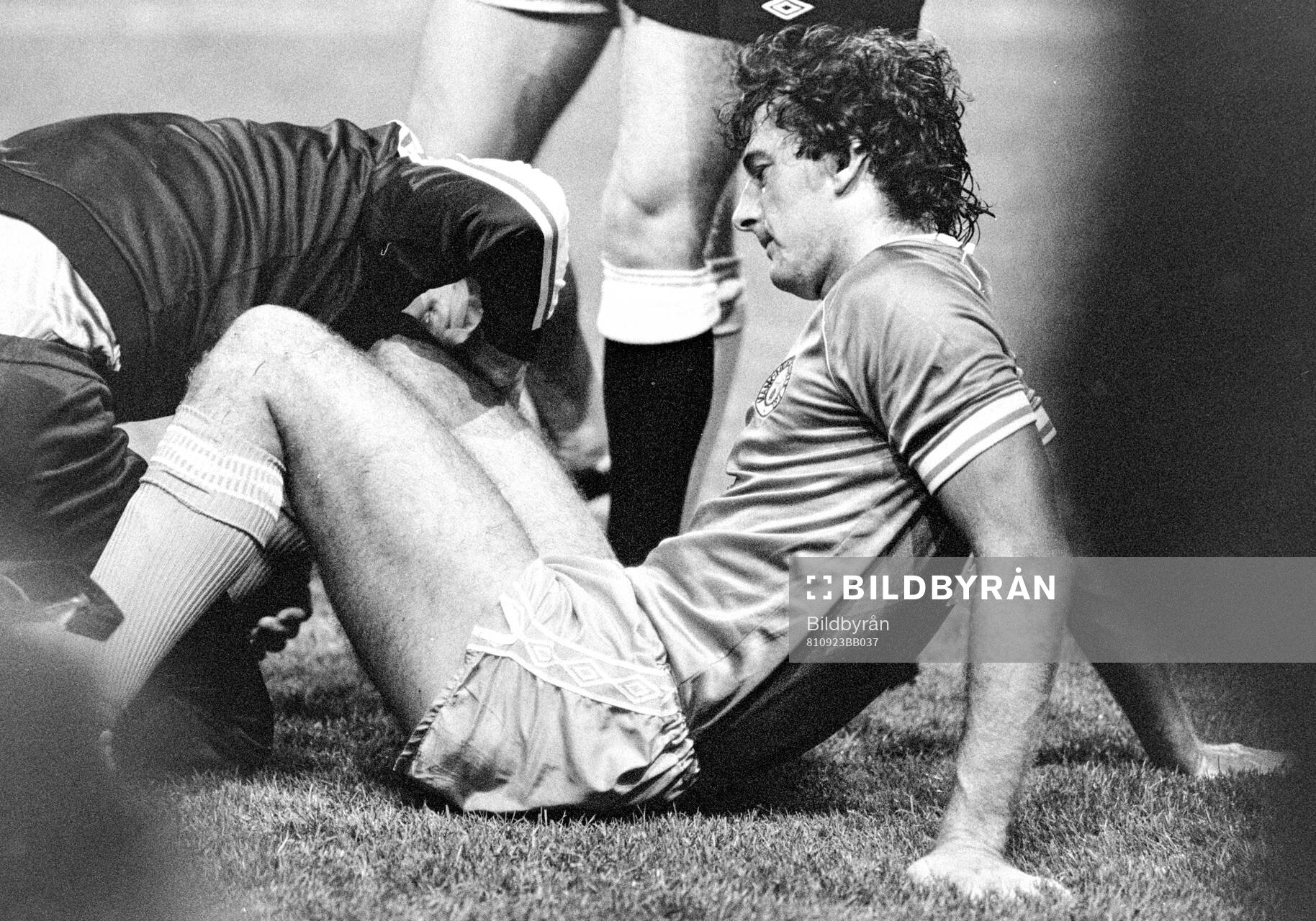 Football, Divison One, England 1981-1982, Manchester City - Leeds 4-0: Trevor Francis of Manchester City injured.