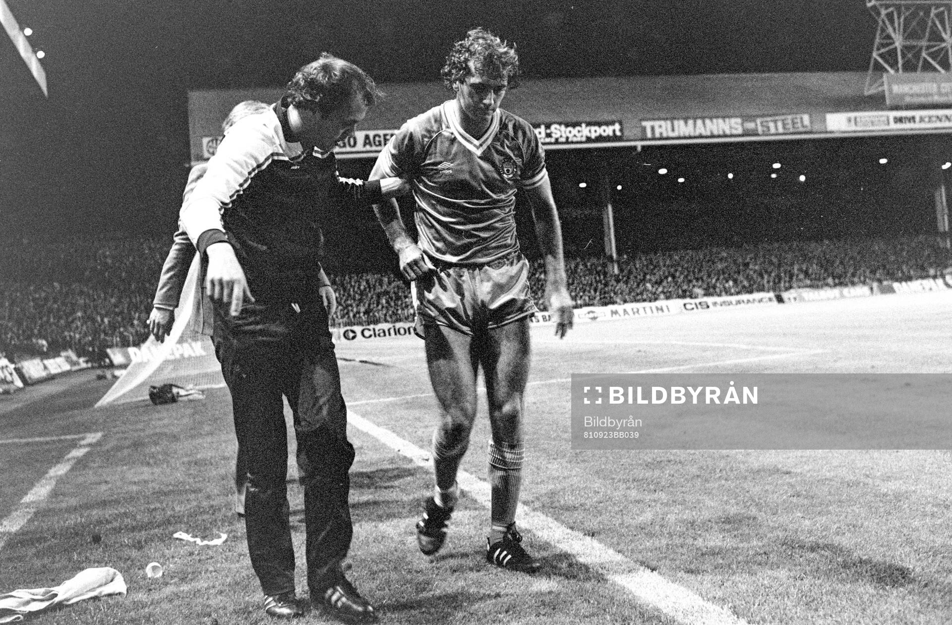 Football, Divison One, England 1981-1982, Manchester City - Leeds 4-0: Trevor Francis of Manchester City injured.