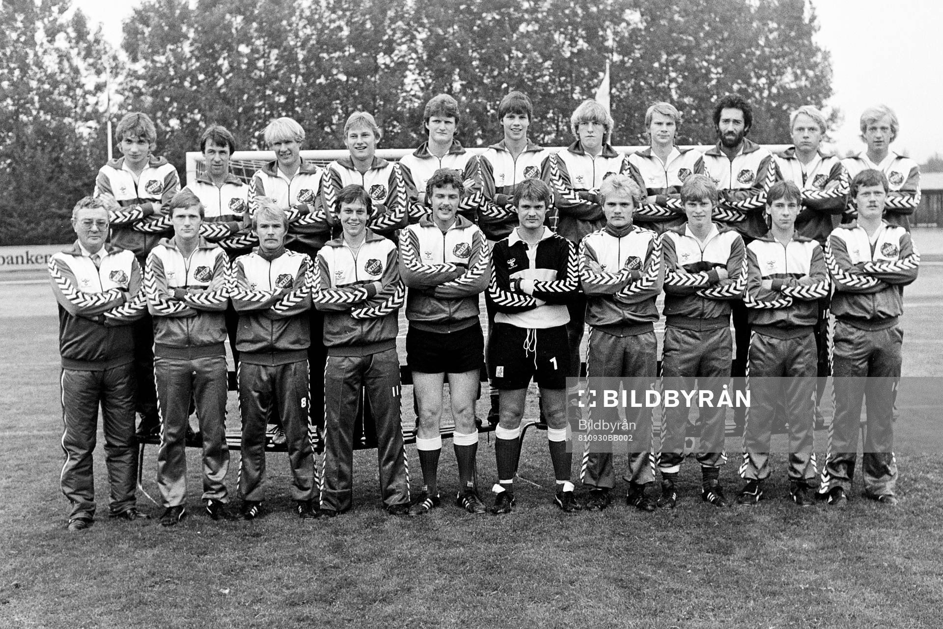 Fotboll, Div 4. Hässleholms IF: Hässleholms seriesegrande lag med bl.a Kenneth Berg, Mats Nylander, Jan Svensson, Peter Jönsson, Kåre Kjellberg, Alf Jönsson, Nils-Åke Svensson, tränare och Tony Martinsson, målvakt.