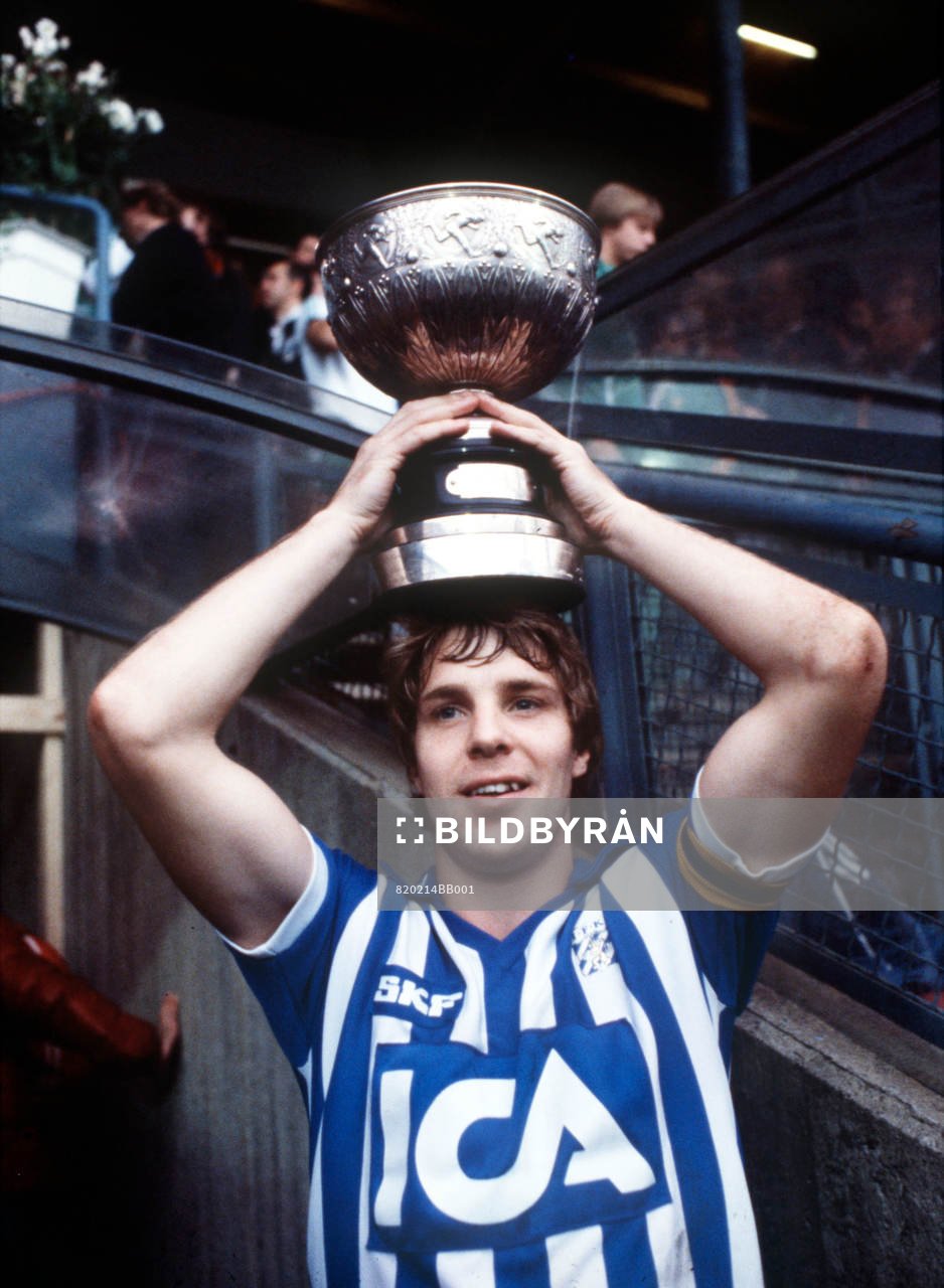 Lagkapten Conny Carlsson, med SM-bucklan