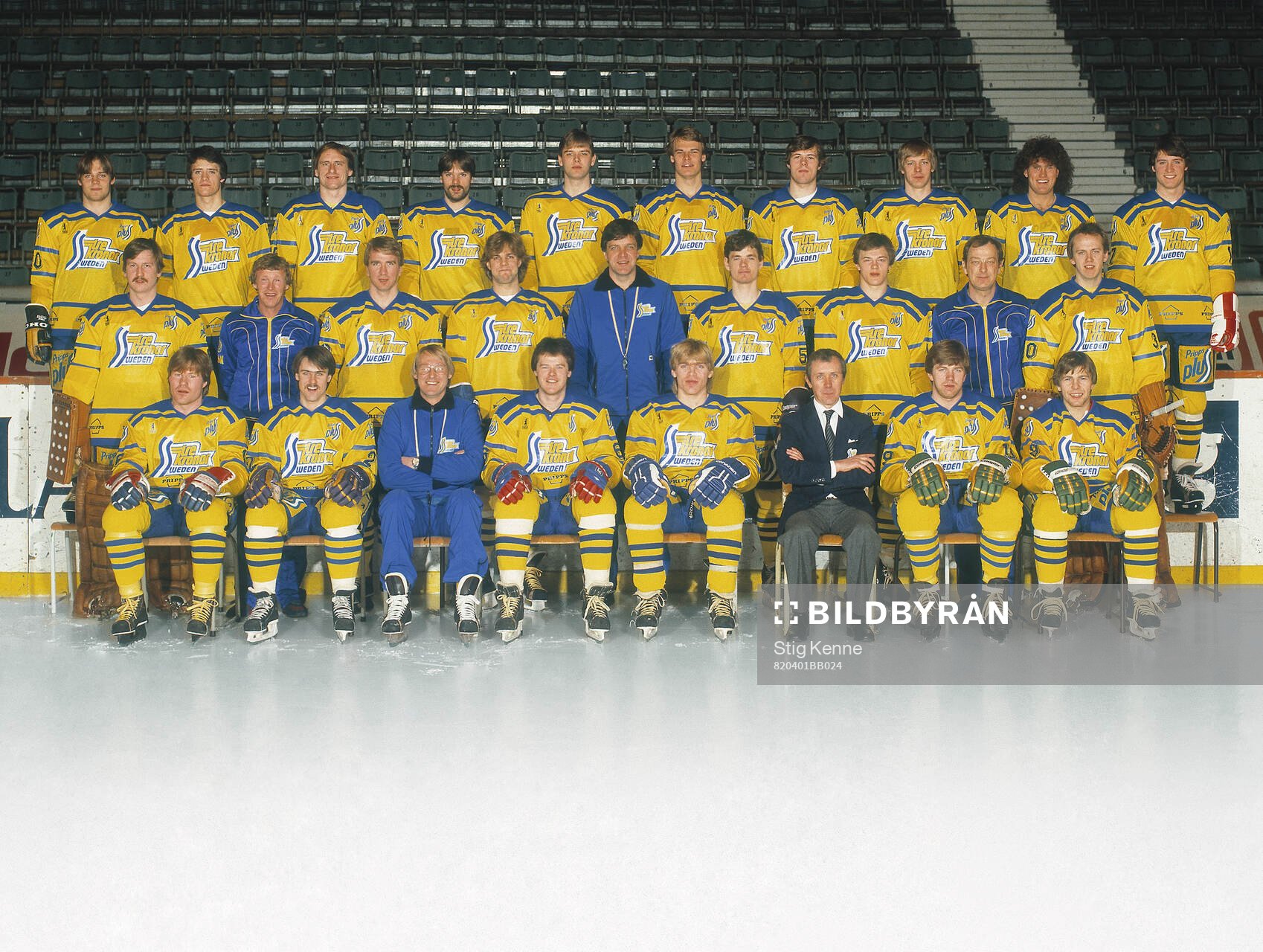 Players and team staff of Sweden pose for a team photo
