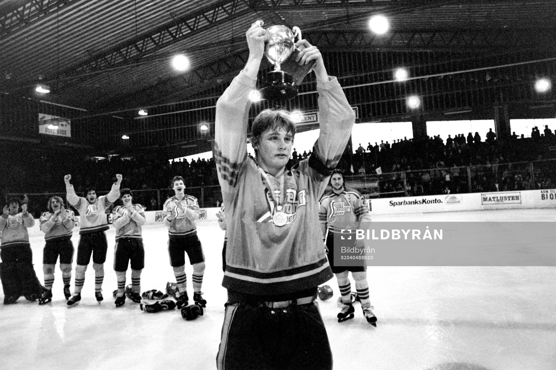 Tomas Lilja, lagkapten med pokalen