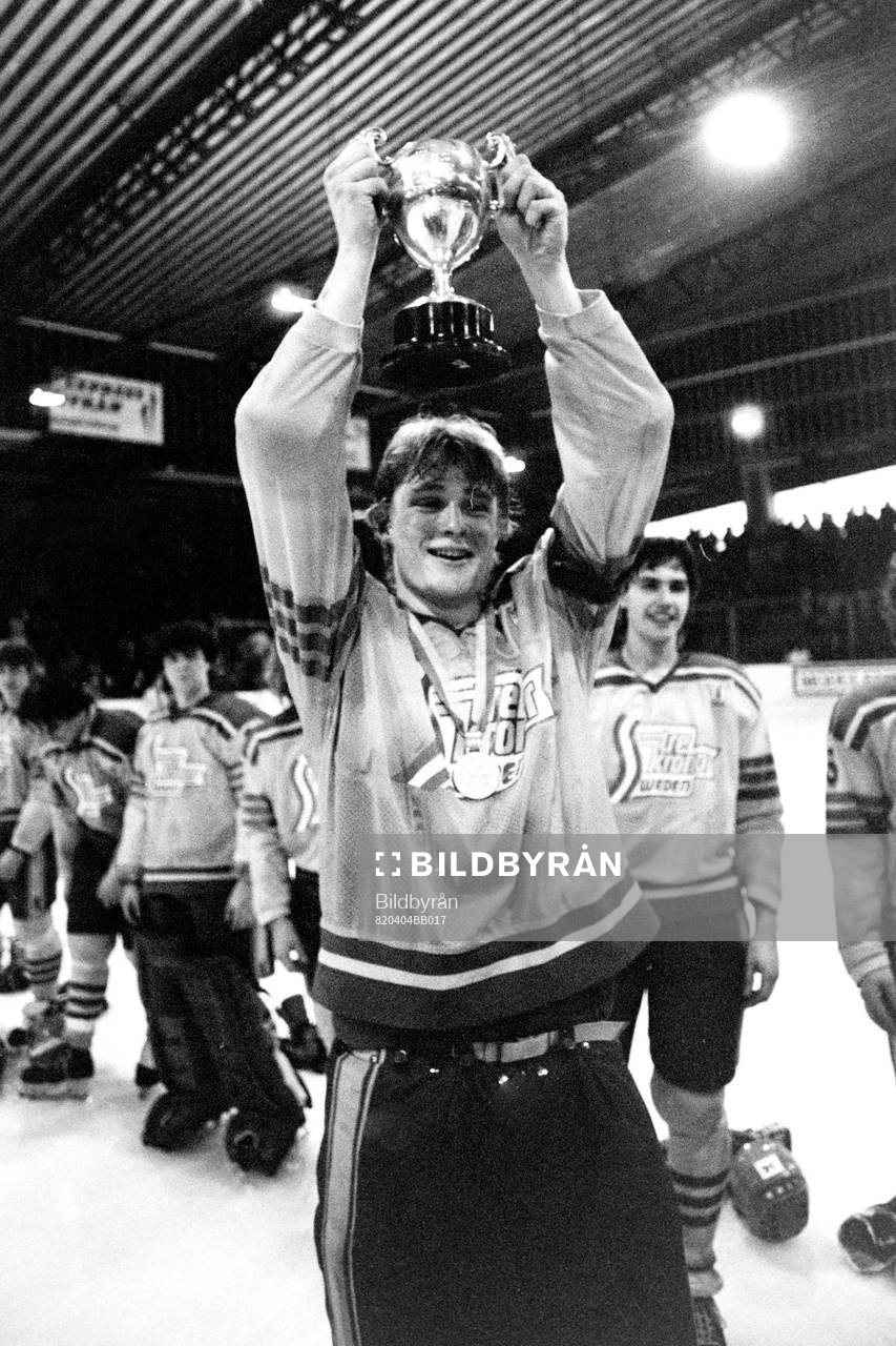 Tomas Lilja, lagkapten med pokalen