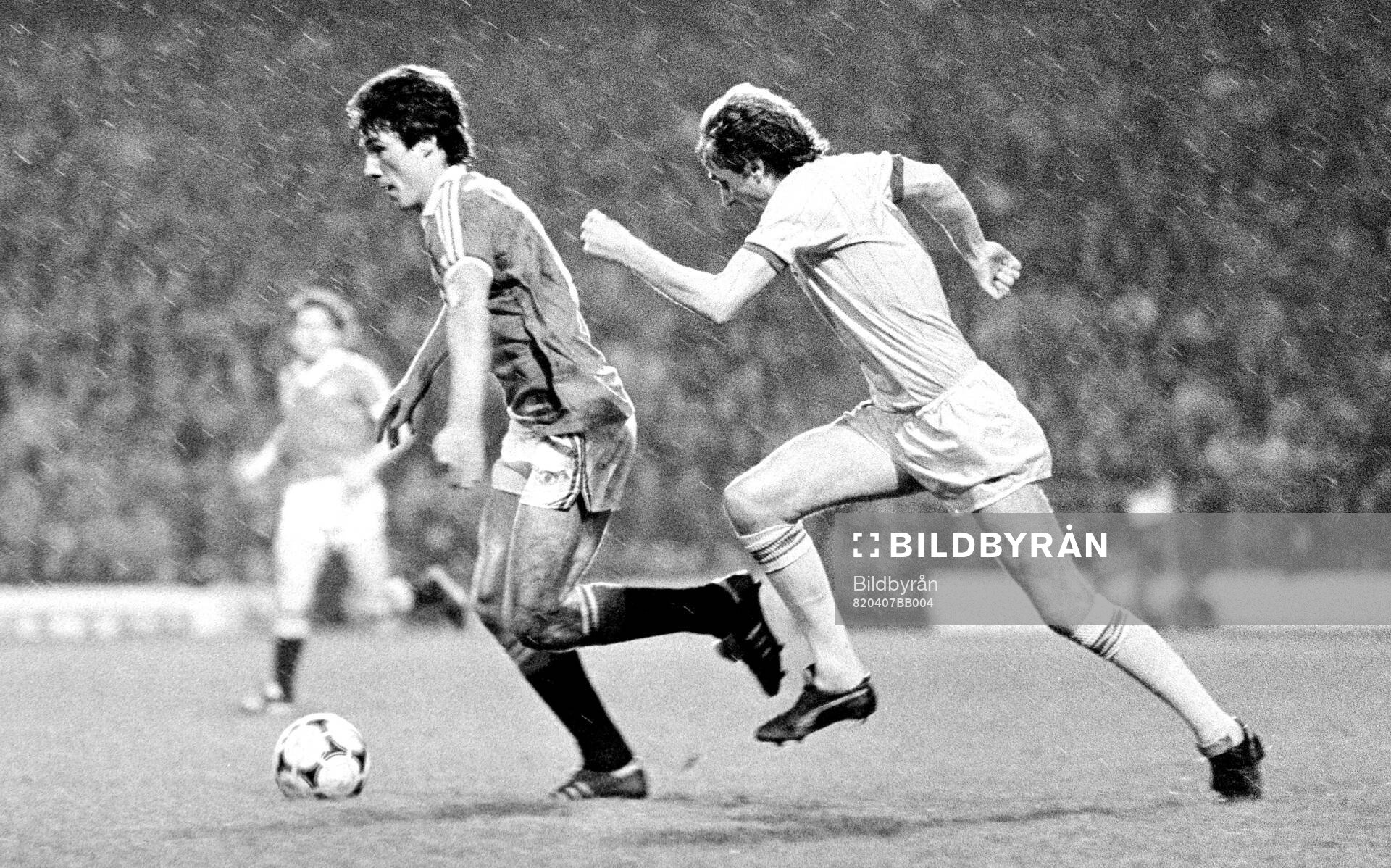 Football, English Division One, Manchester United - Liverpool: Manchester Uniteds Frank Stapleton chased by Liverpools Phil Thompson.