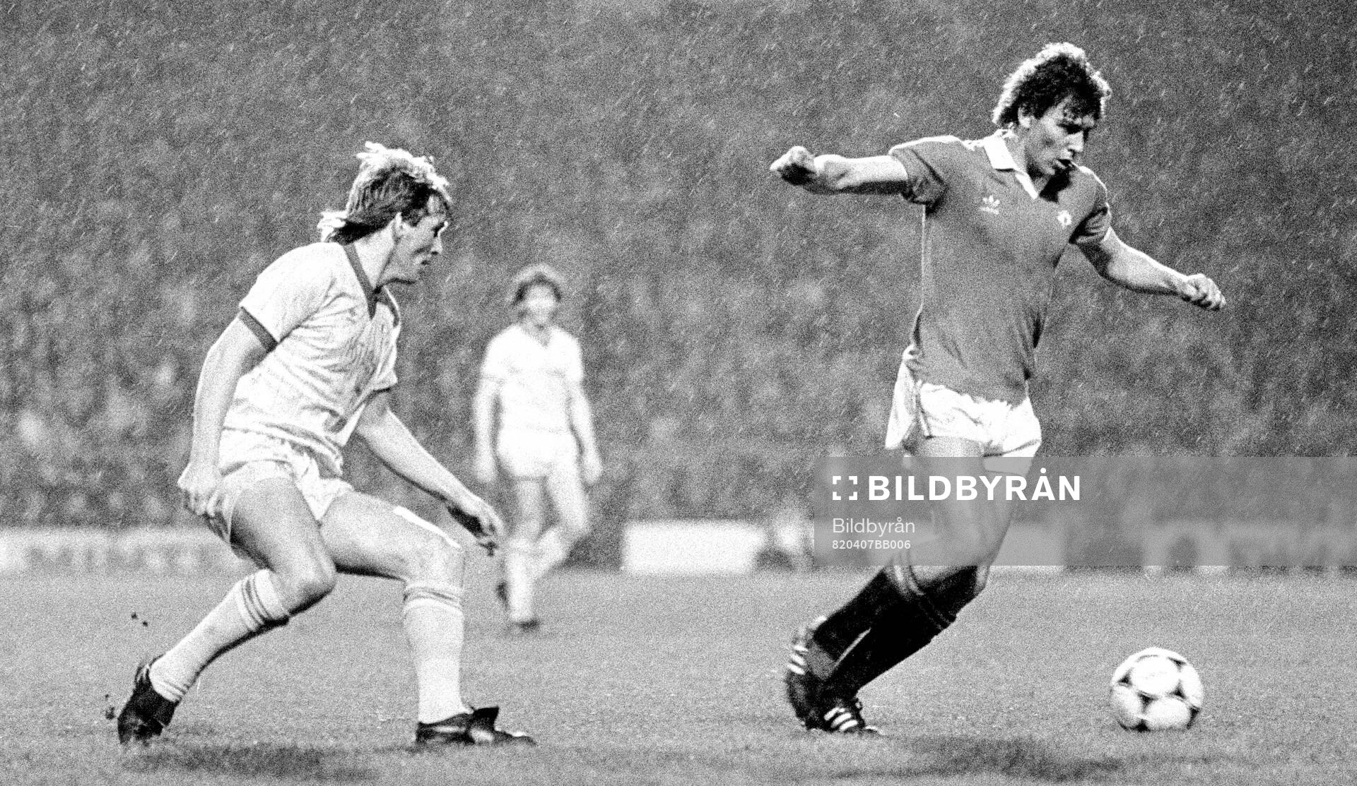 Football, English Division One, Manchester United - Liverpool: Manchester Uniteds Bryan Robson chased by Liverpools Kenny Dalglish..