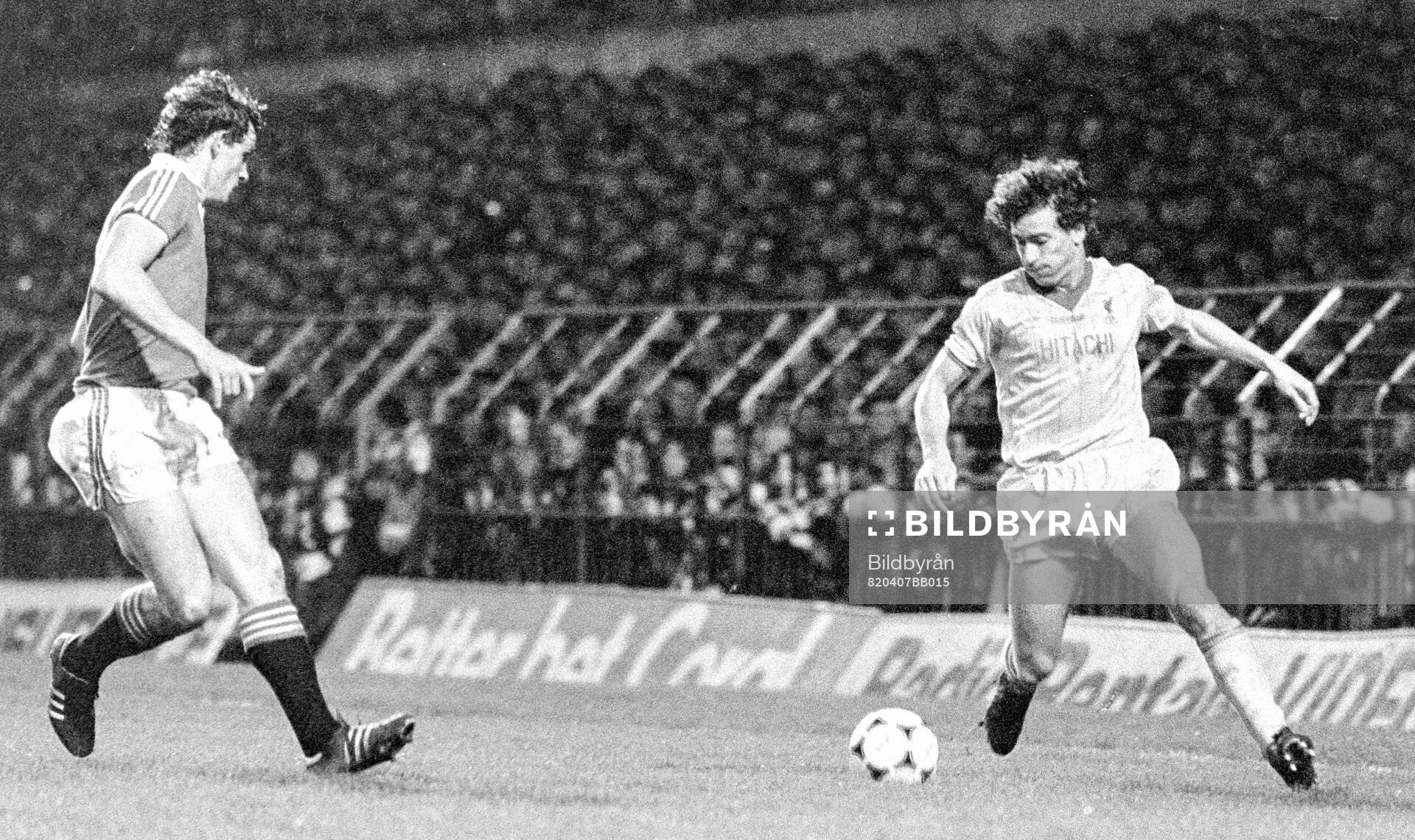 Football, English Division One, Manchester United - Liverpool: Liverpools Craig Johnston against Manchester Uniteds Kevin Moran.
