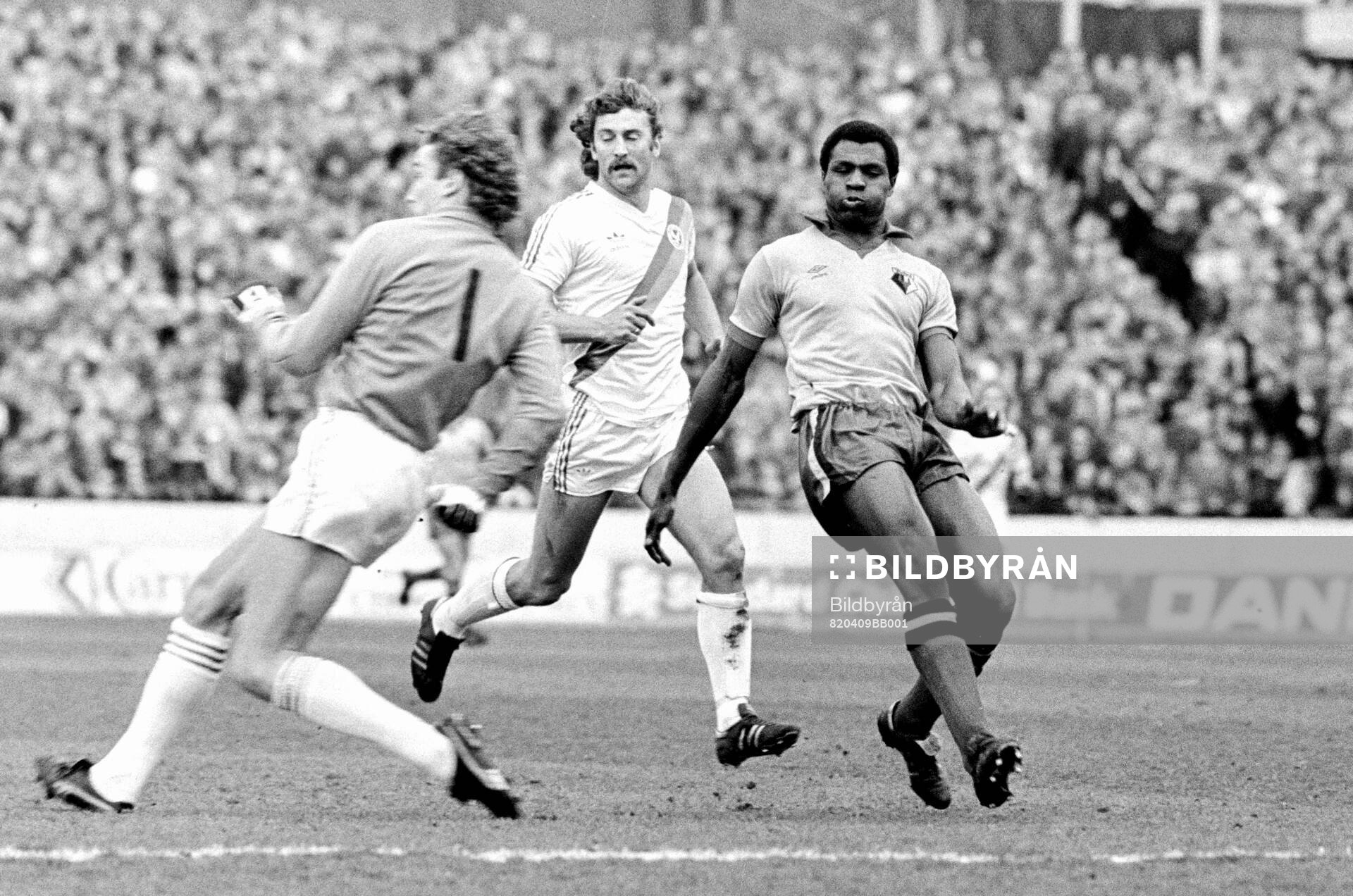 Watfords Luther Blissett and Palace goalkeeper Paul Barron