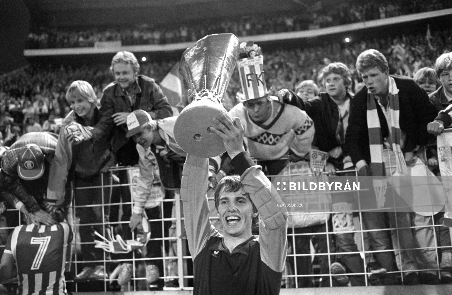 Göteborgs målvakt Thomas Wernerson jublar med pokalen